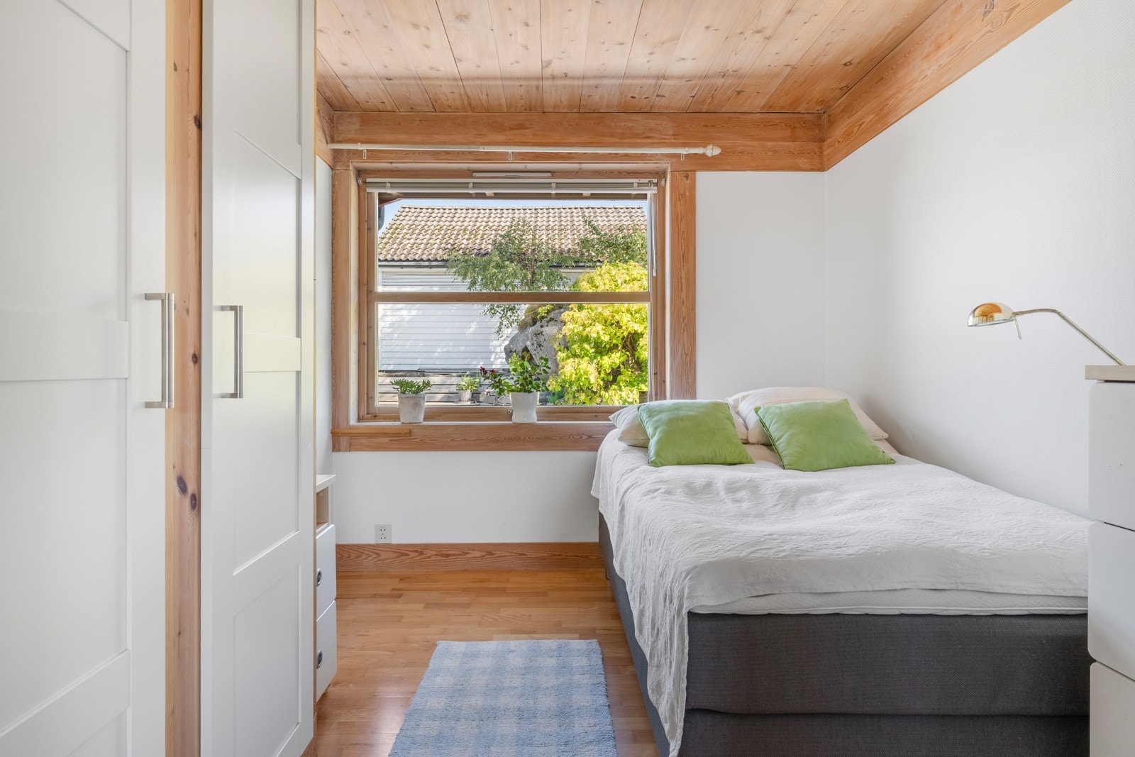 Alle rommene holder god størrelse og har plass til dobbeltseng, garderobeløsning og annet møblement etter ønske. Galleribilde