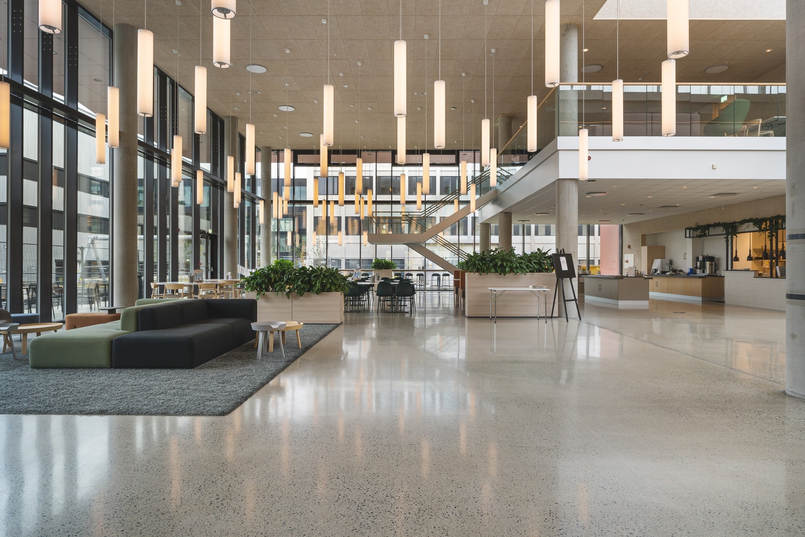 Inngangsparti og personalrestaurant Galleribilde