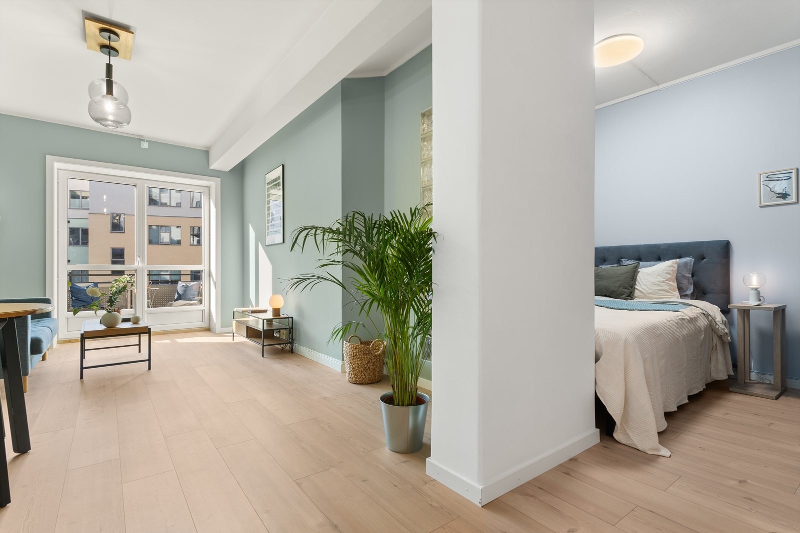 Leiligheten har en praktisk sovealkove hvor du har plass til en dobbeltseng med tilhørende nattbord Galleribilde