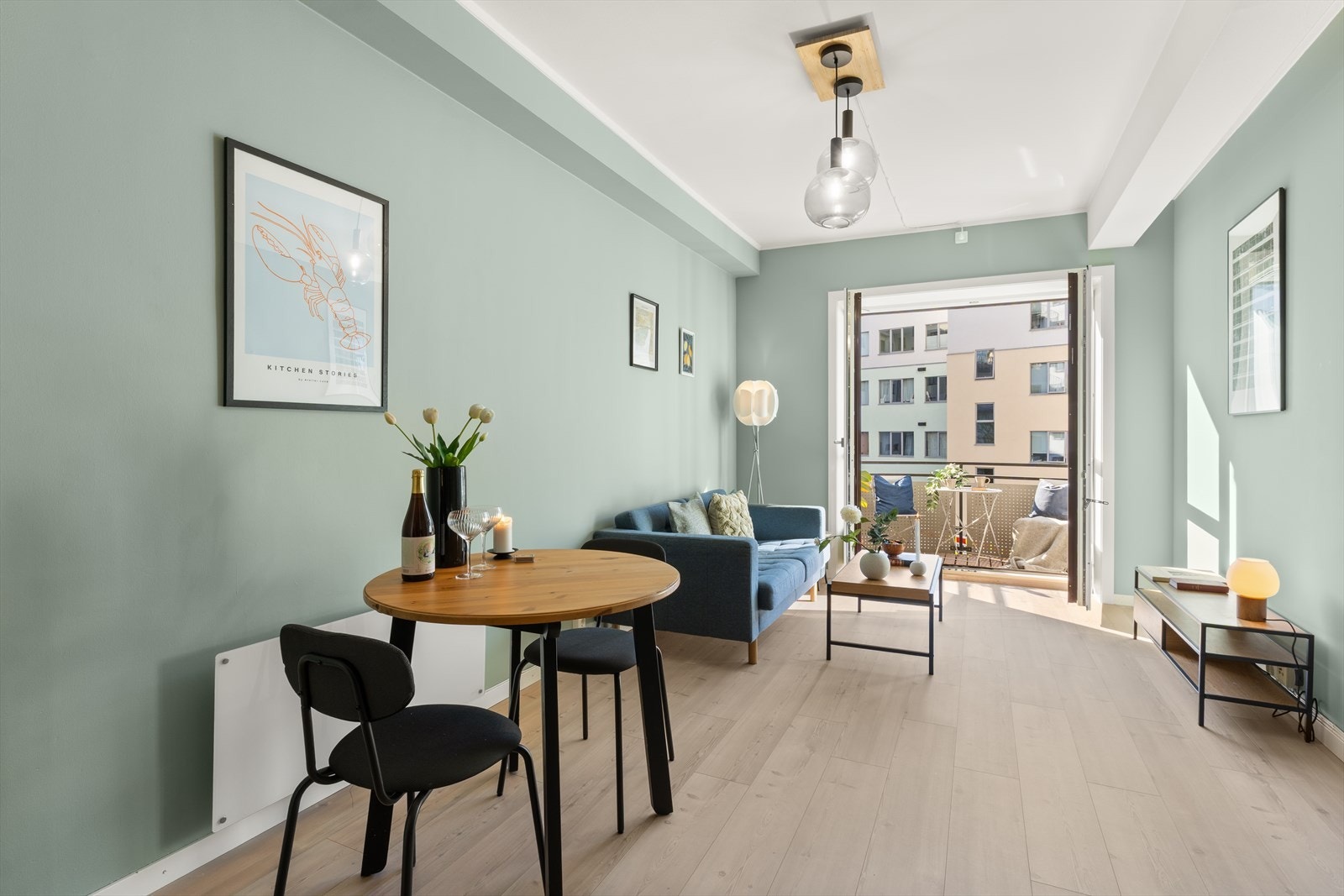 Fra stuen har du direkte adgang til en herlig nordvestvendt balkong som fungerer som en fin forlengelse av stuen Galleribilde