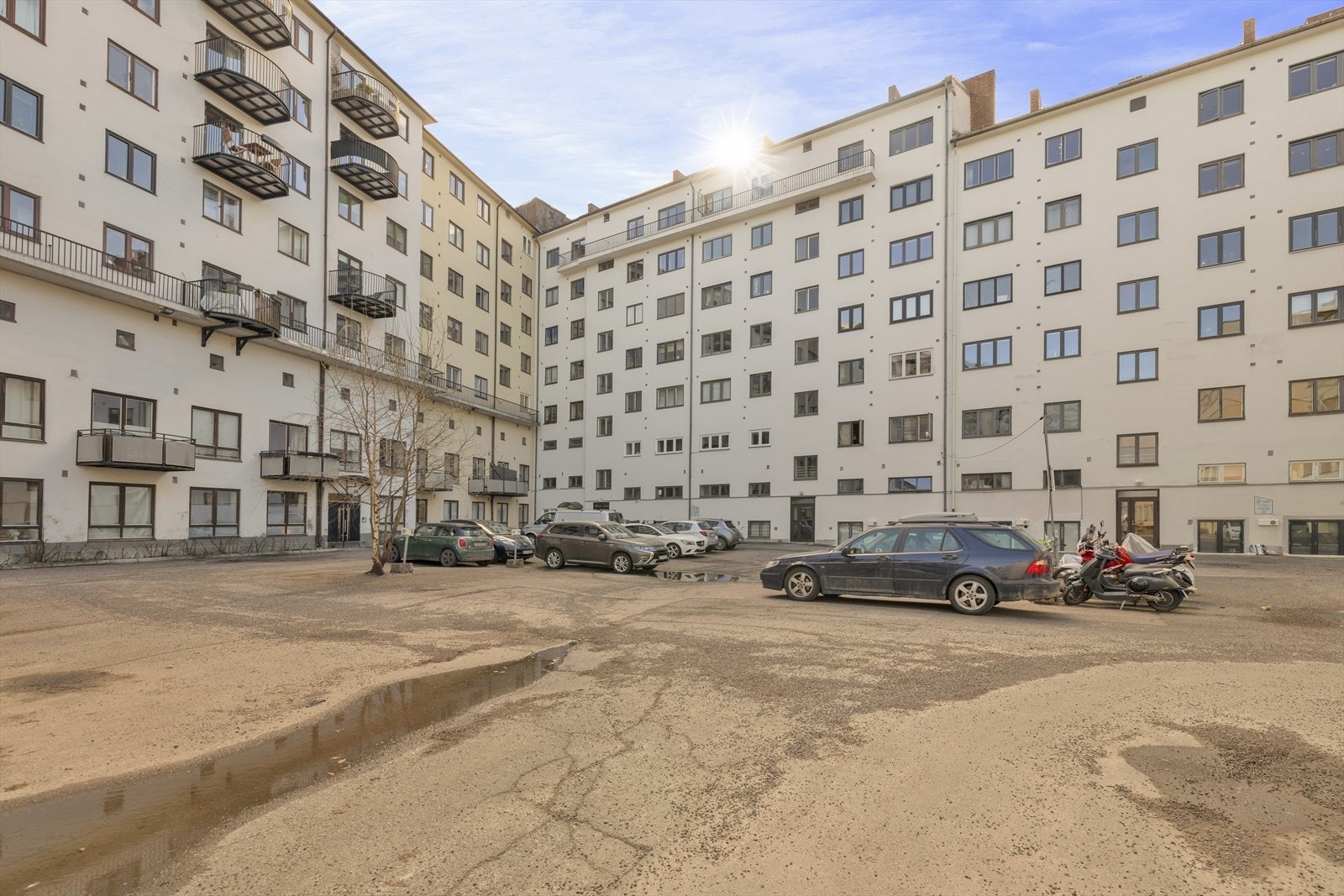 Parkering kan leies i bakgården. Plass tildeles etter venteliste og prisen er kr. 580,- pr. mnd. pr. dags dato Galleribilde