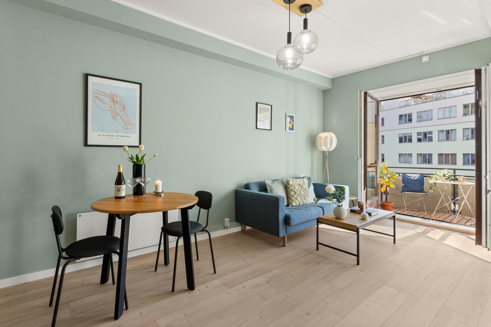 Lys og luftig stue med god plass til å innrede med sofagruppe, samt øvrig ønskelig møblement. Stuens store vindusflater fra balkongdør gir godt med naturlig lysinnslipp Galleribilde