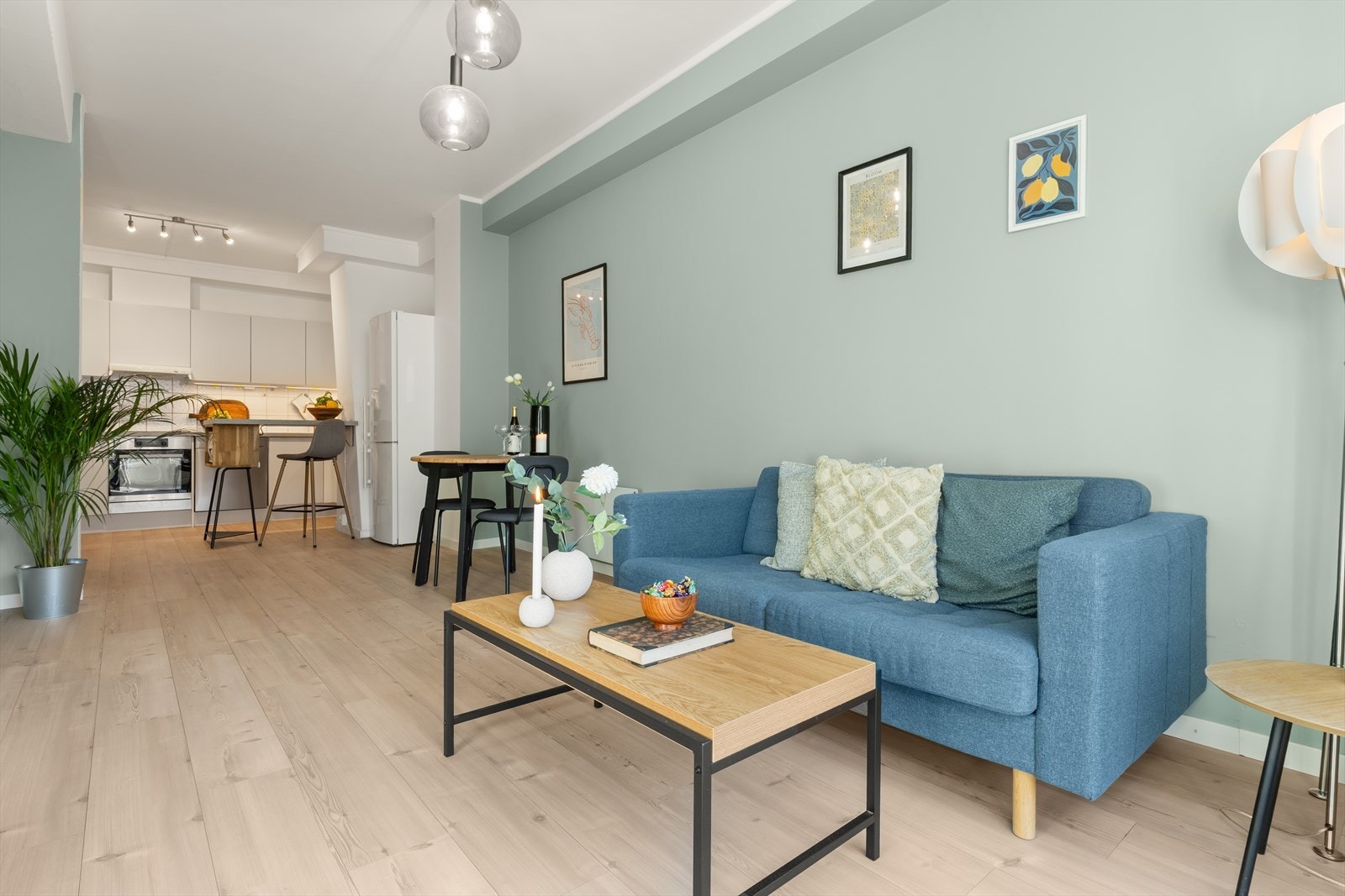 I tilknytning til stuen/kjøkkenet har du plass til å innrede med spisegruppe Galleribilde