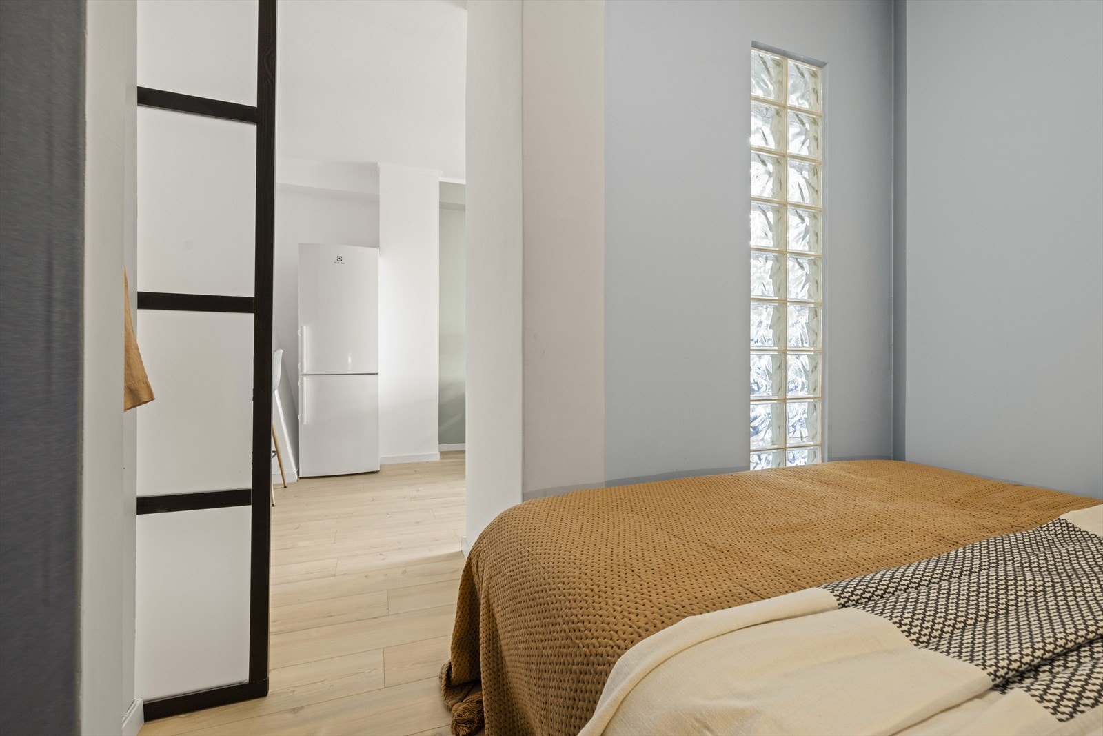 Aloven har innslag av glassbyggerstein i veggen mellom stue og alkoven som slipper inn dagslys Galleribilde