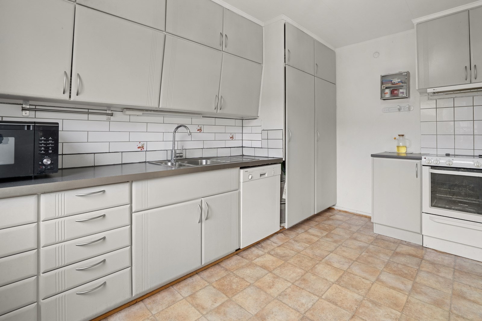 Kjøkken med grå profilert innredning. Galleribilde