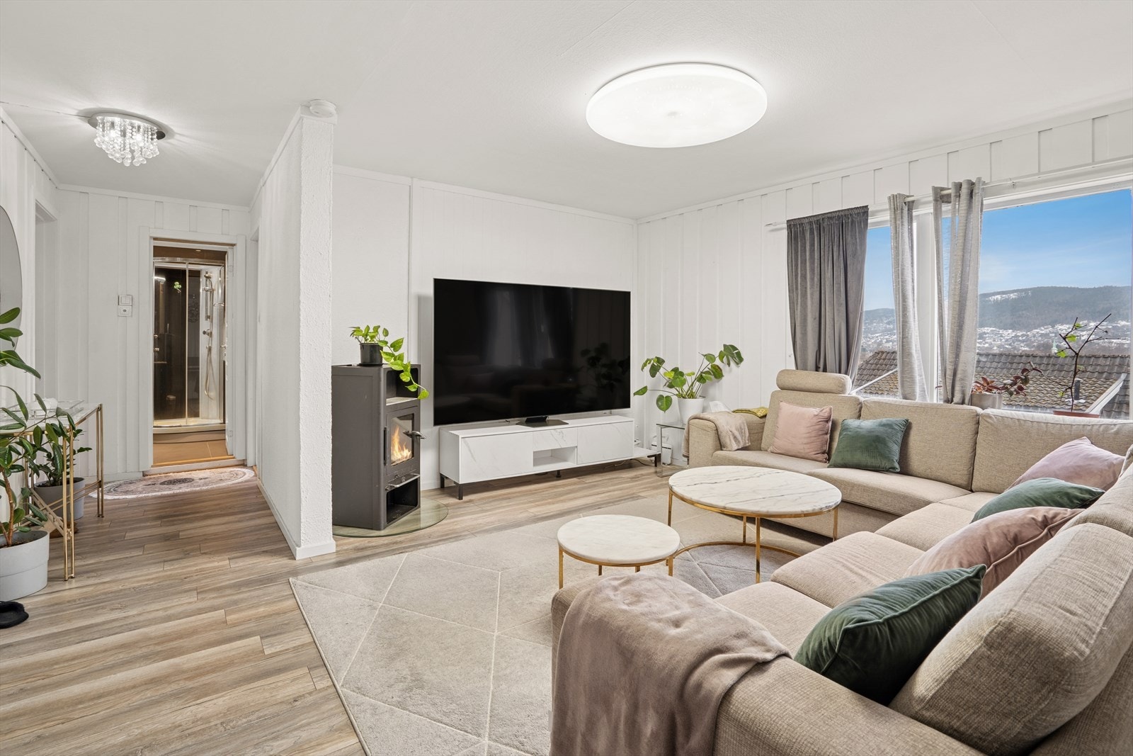 Horisontaldelt tomannsbolig som går over to plan. Galleribilde