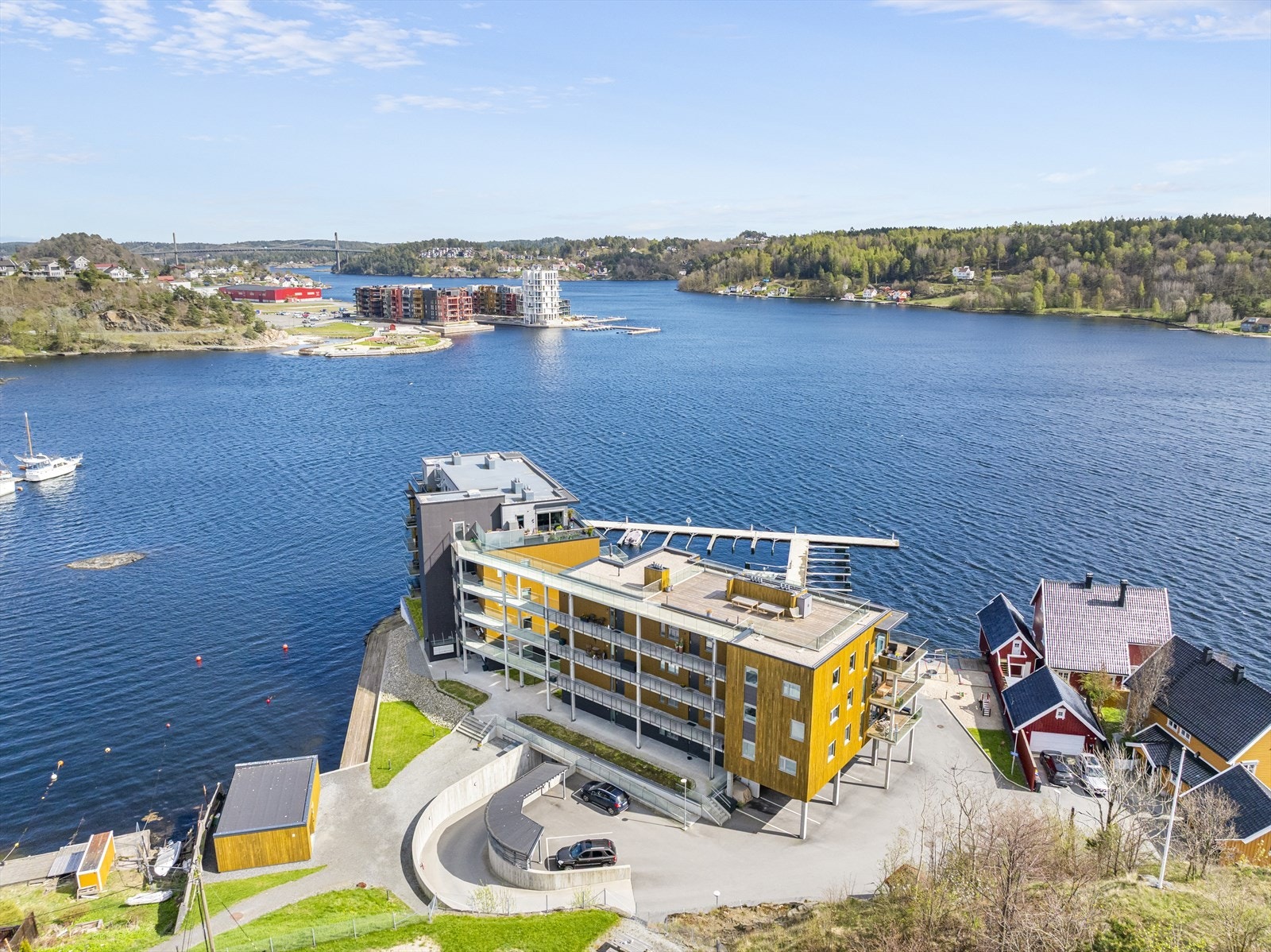 Med båt er Arendal sentrum kun noen få minutter unna og man kan ta flotte turer innaskjærs fra innløpet av Nidelva i vest til "Sørlandsleia", Kilsund, Tvedestrand og Lyngør i øst. Galleribilde