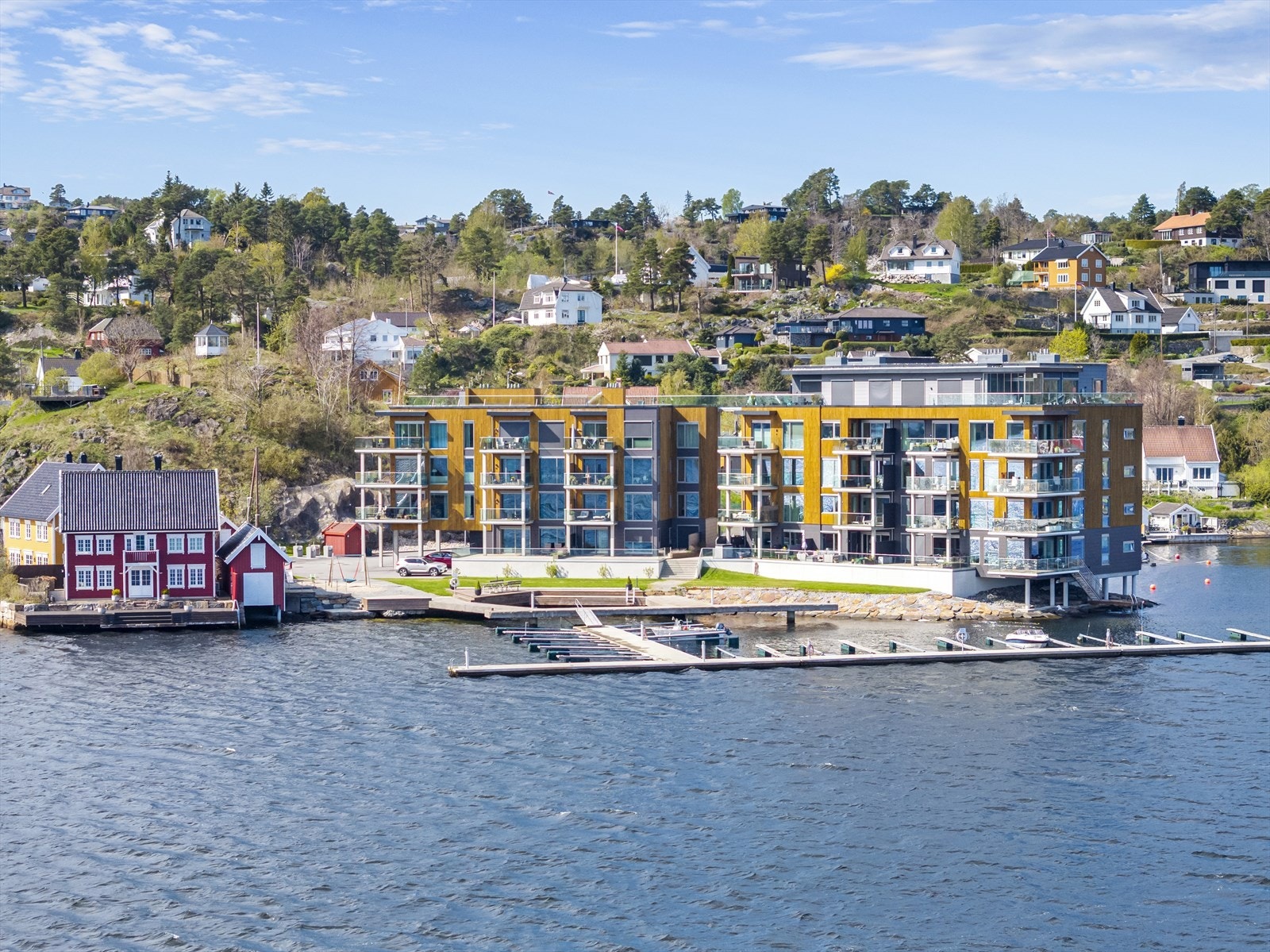 Fra eiendommen er det gang og sykkelsti inn til sentrum hvor man hele veien går med nærhet til sjøen. Bussholdeplass like ved. Galleribilde
