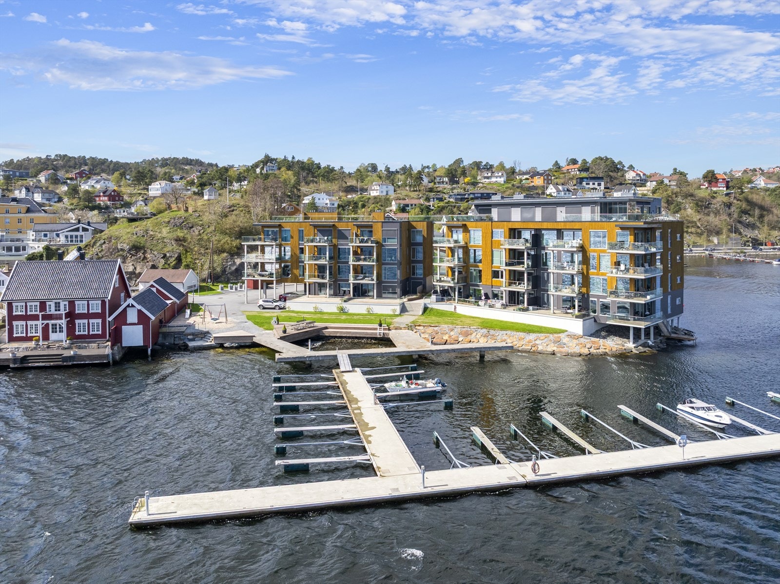 Praktfull beliggenhet helt i vannkanten på Havstadodden ved Songebukta, mellom Barbu og Bryggebyen med nærhet til sentrum med alle funksjoner. Galleribilde