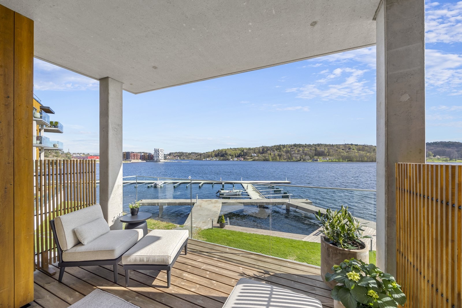 Stor, dels overbygget terrasse med panoramautsikt. Galleribilde