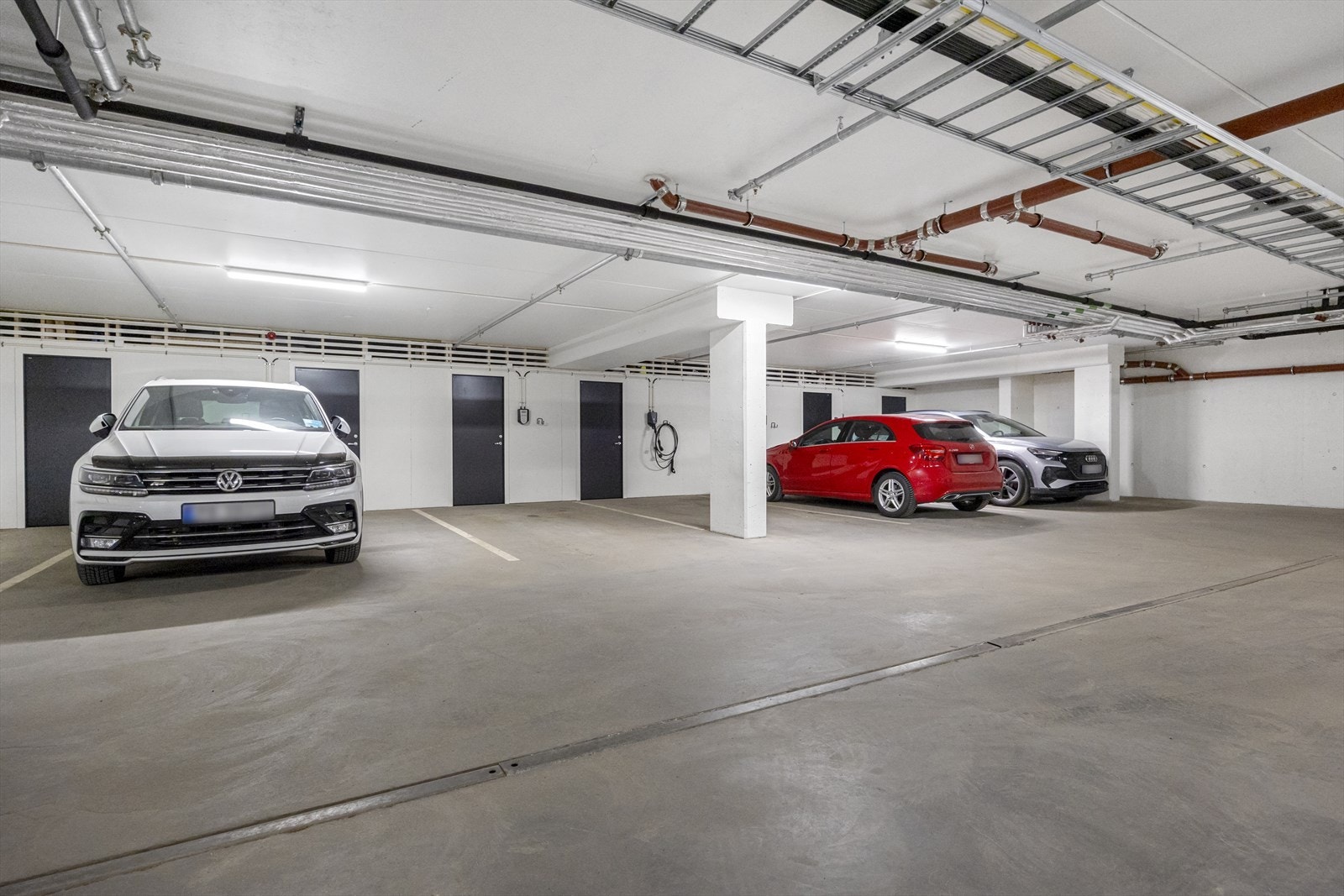 Garasjeplass og sportsbod i underetasje. Galleribilde