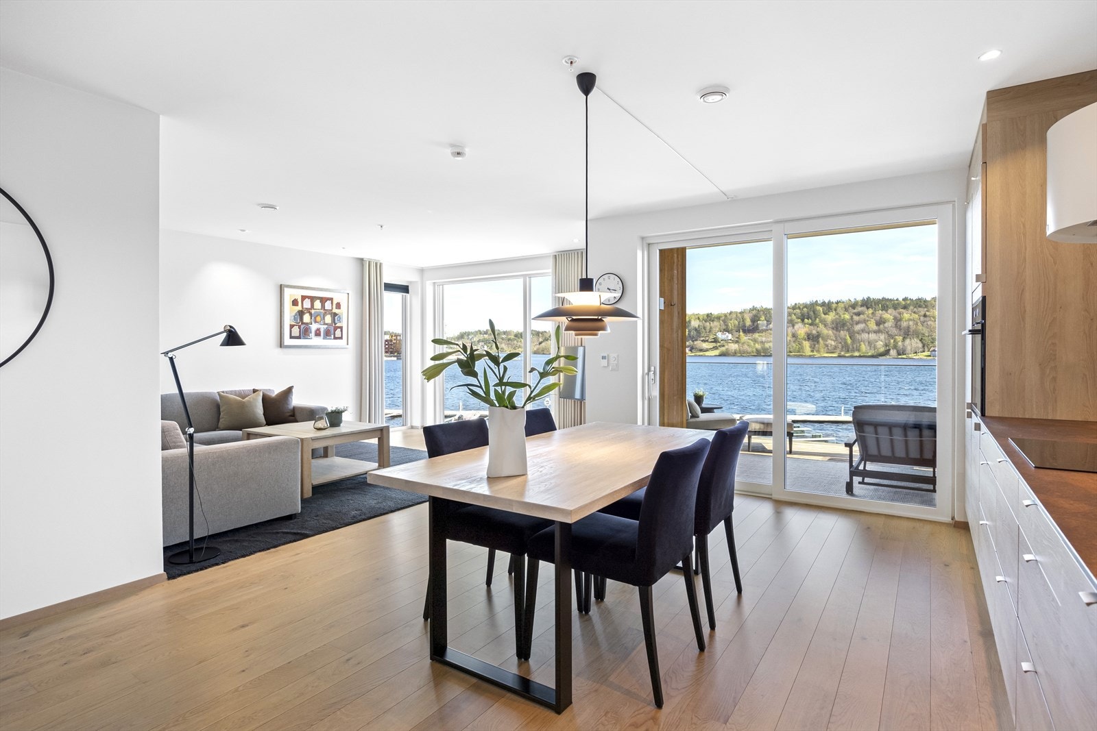 Stue og kjøkken er åpent med 2 avdelinger og god spiseplass. Det er er utgang til dels overbygget balkong med nydelig utsikt. Galleribilde