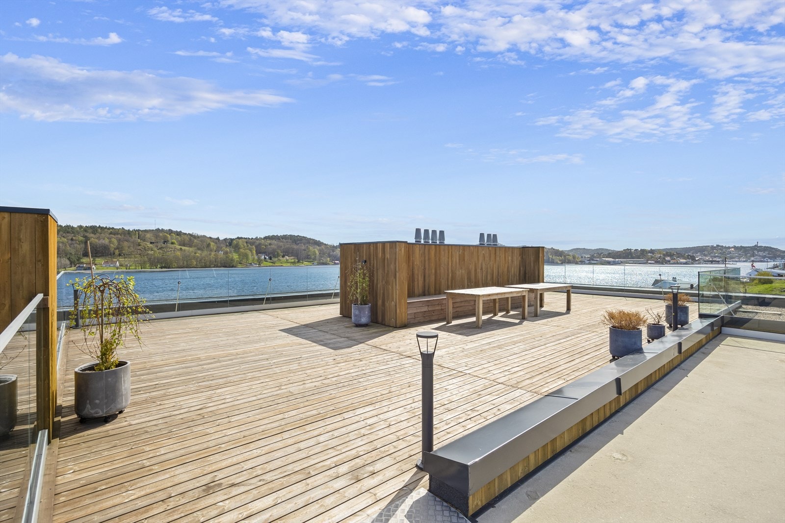 Flotte fellesarealer med takterrasse og badeplass. Galleribilde