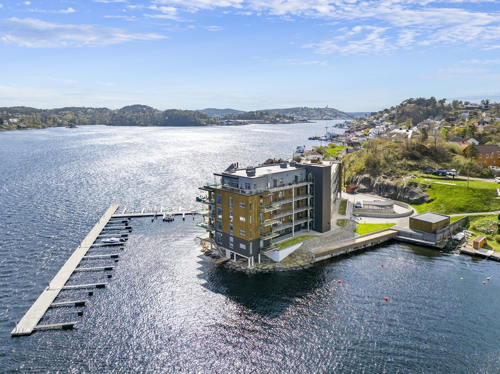 Pent opparbeidet fellesareal med flotte uteområder med bl.a. bryggeplass i fellesanlegg. Galleribilde