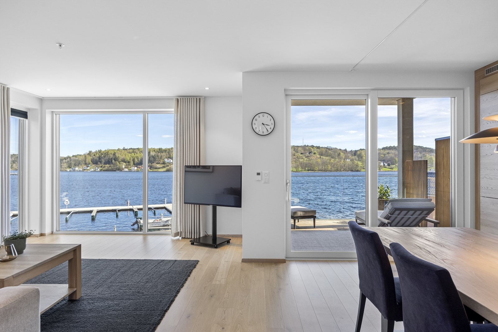 Store vindusflater og panoramautsikt. Galleribilde