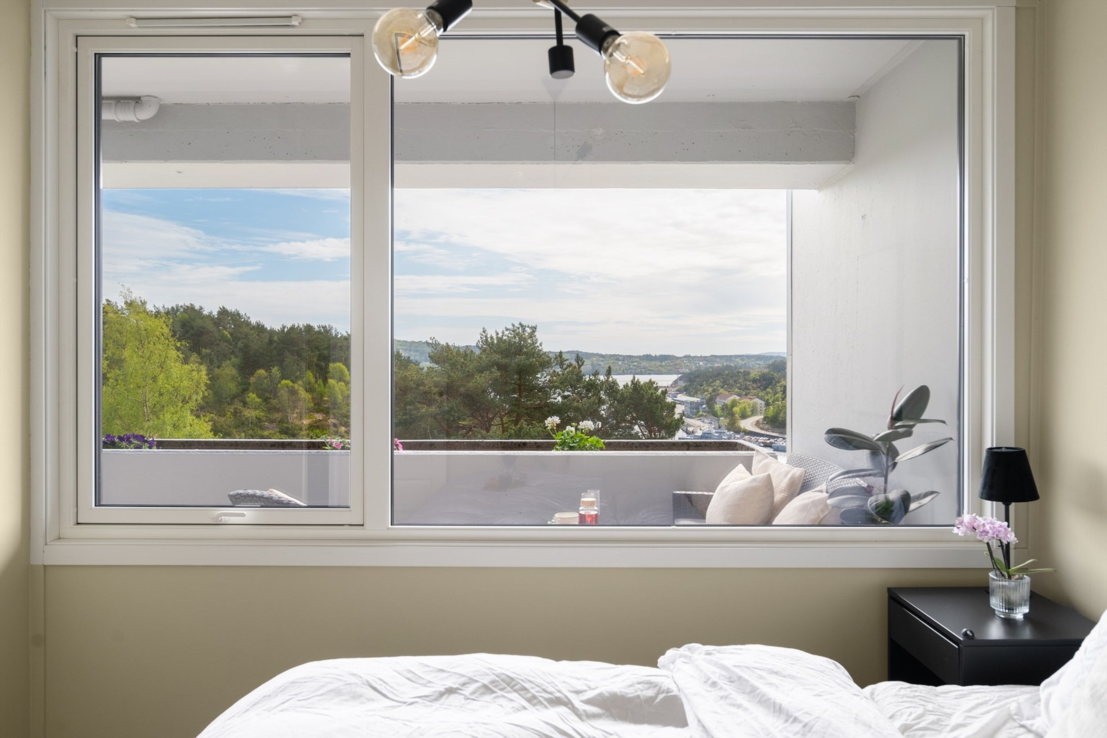 - Utsikt fra soveromsvinduet - Galleribilde