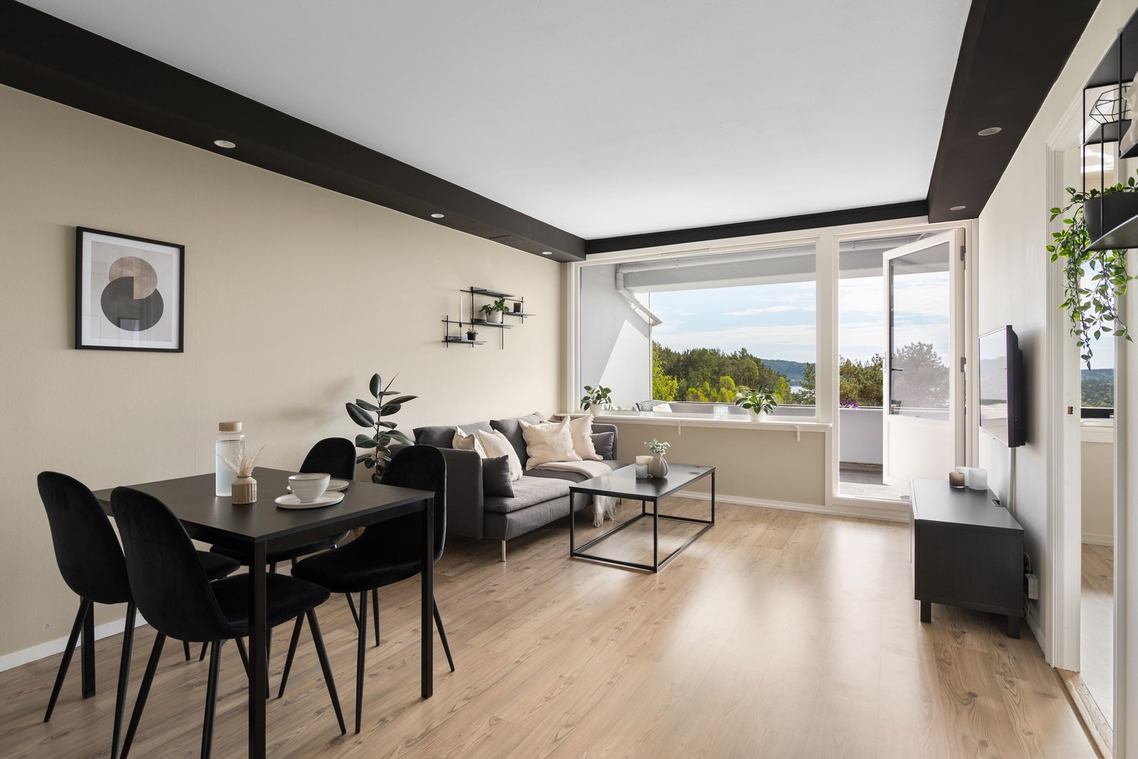 - Romslig stue med store vindusflater som slipper inn mye naturlig lys - Galleribilde