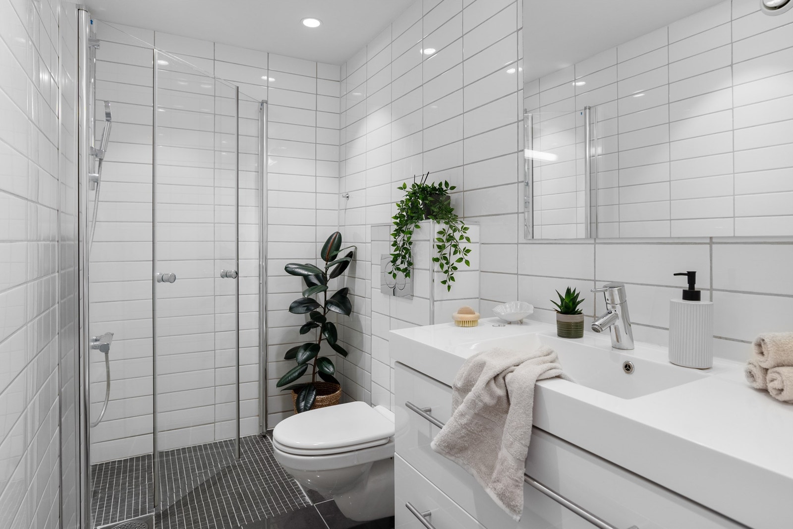 - Badet er helflist med gulvvarme i gulv og spotter i tak - Galleribilde