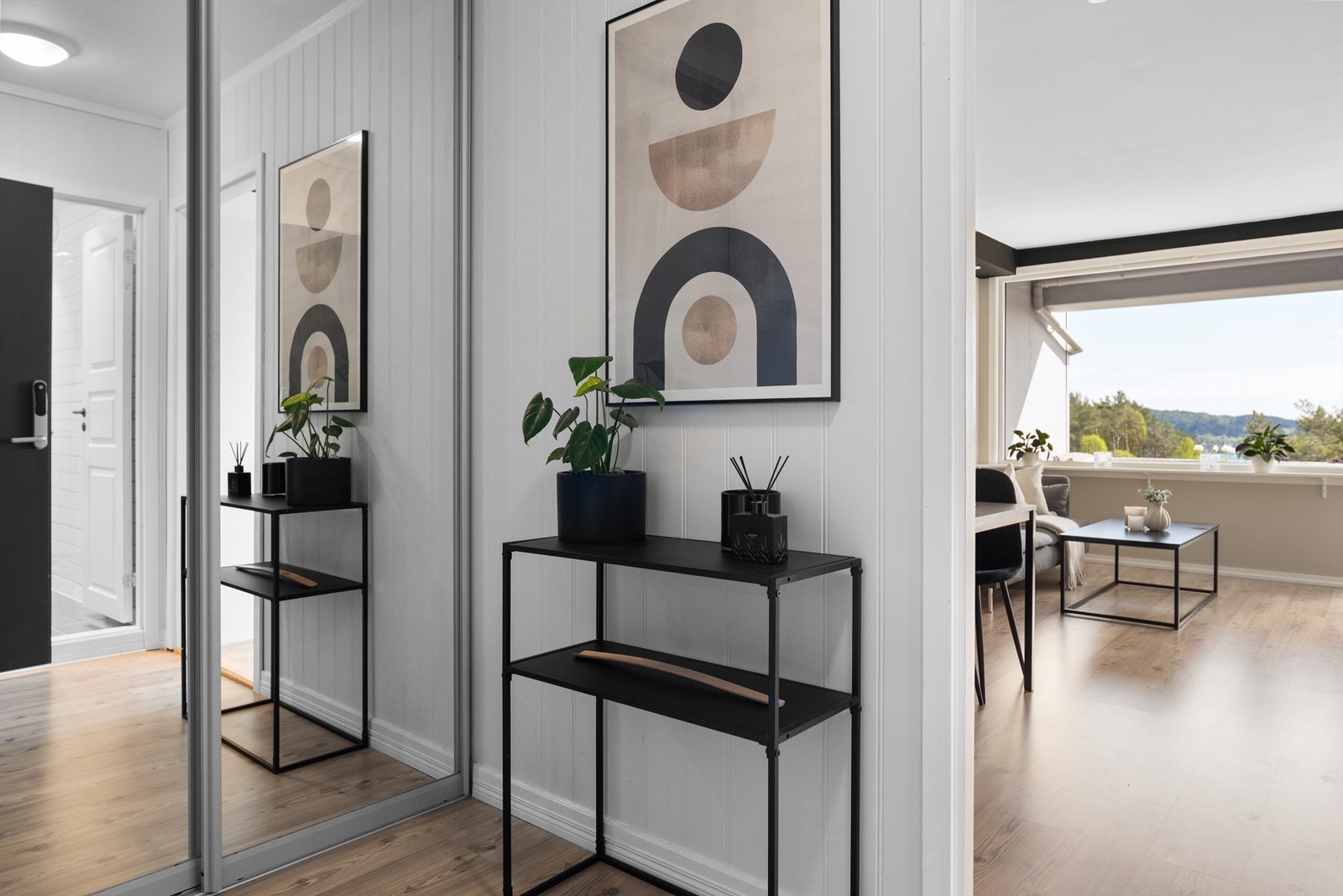 - Det første som møter deg over dørstokken er en romslig gang med stor skyvedørsgarderobe - Galleribilde