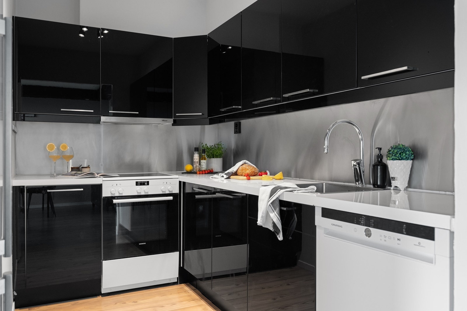 - Kjøkkenet har godt med oppbevaringsplass i skuffer og skap - Galleribilde