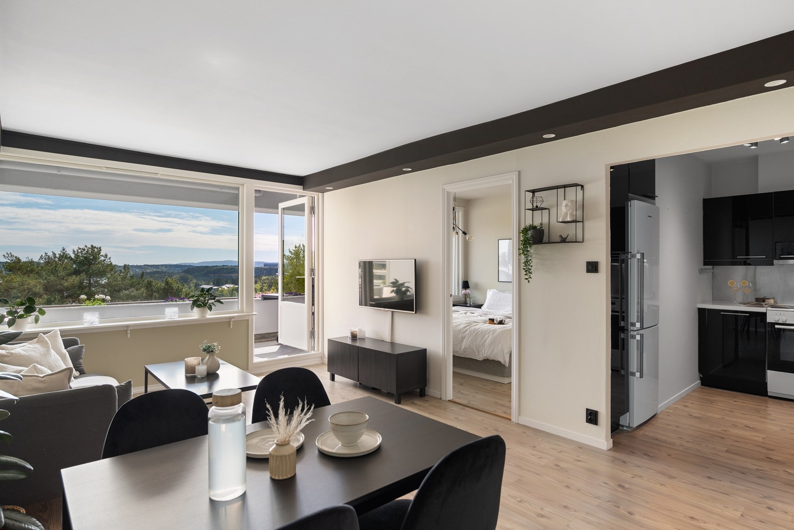 - Spottekasse rundt 3/4 deler av stuen som gir en flott belysning - Galleribilde