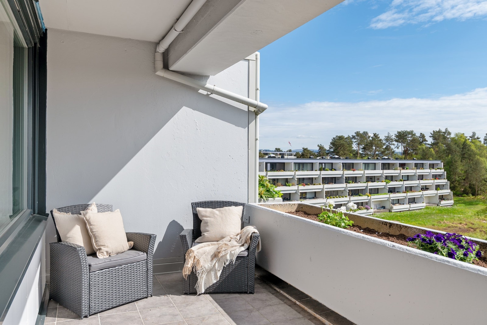 - Her kan nydelig utsikt, sol og fint vær nytes - Galleribilde