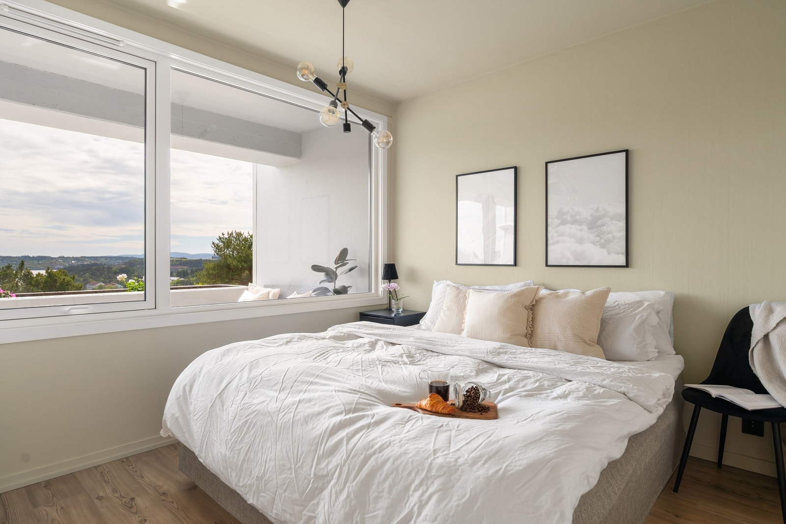 - Romslig med plass til dobbeltseng, her innredet med 1.80 i bredden - Galleribilde