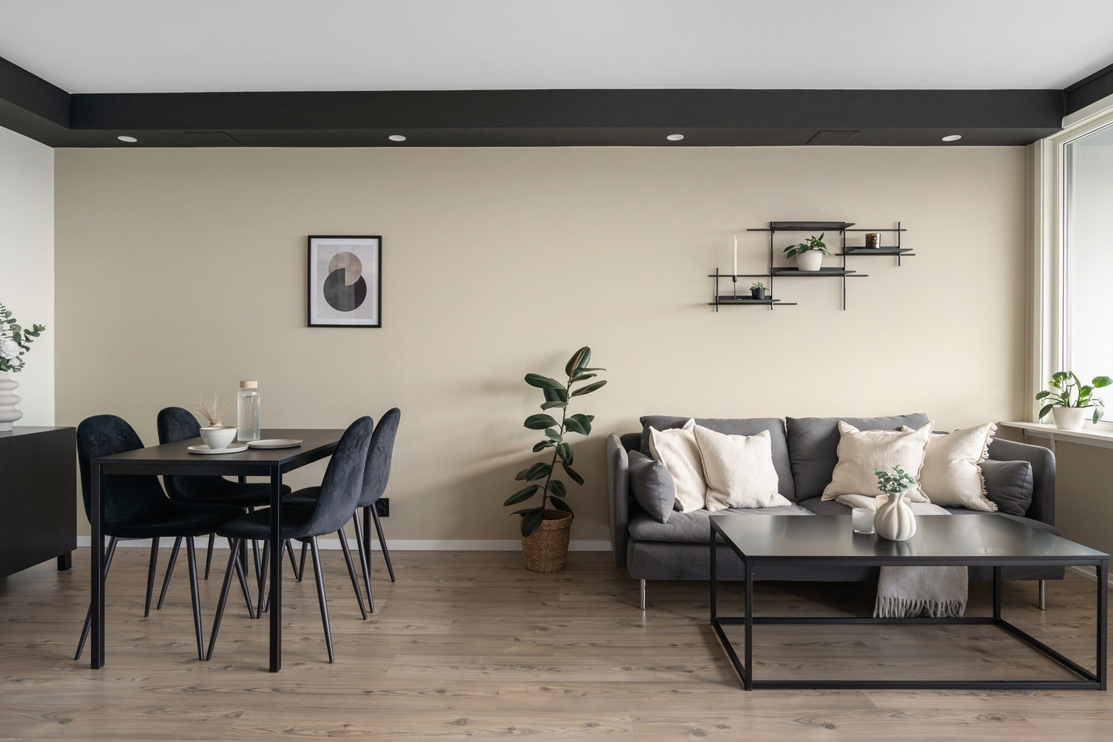 - Plass til både spisegruppe og sofakrok - Galleribilde