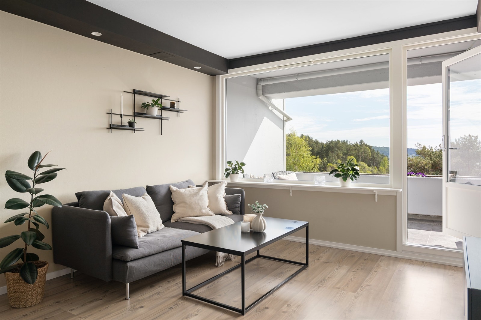 - Utgang fra stue til sørvendt balkong på ca. 14 m2 - Galleribilde