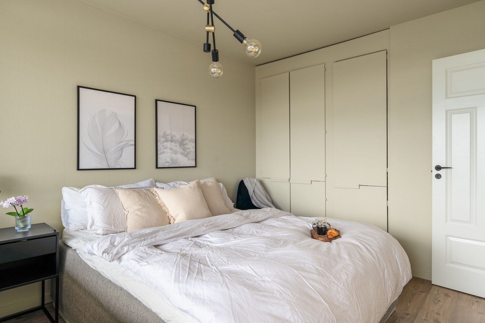 - Innebygde garderobeskap med god plass til hverdagens klær - Galleribilde