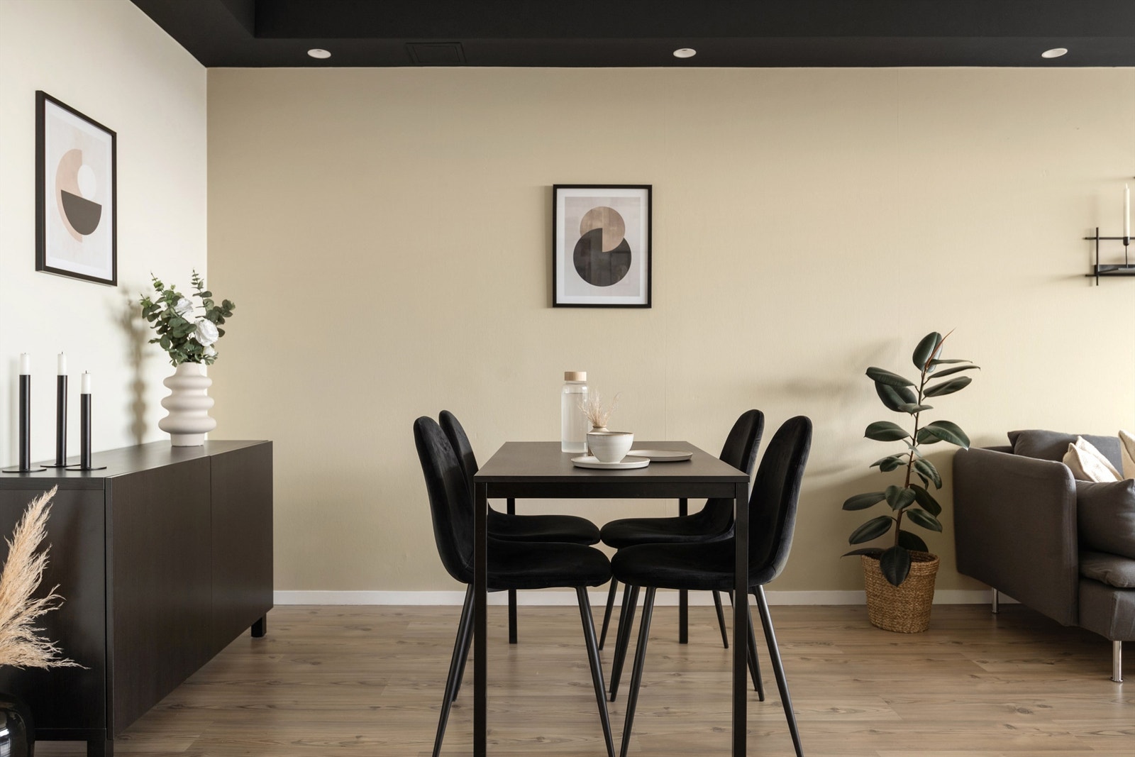 - Spiseplassen kan praktisk plasseres ved inngang til kjøkken - Galleribilde