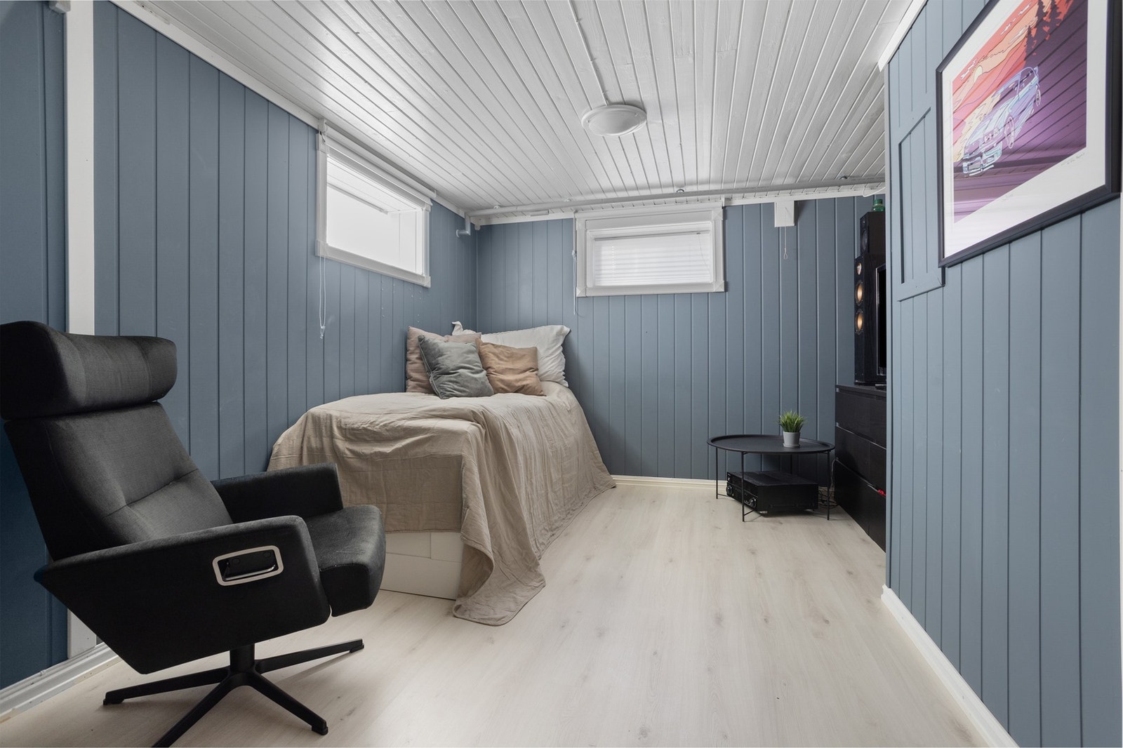 I underetasjen er det innredet en kjellerstue/ kontor - et kjærkomment element for barnefamilien. Galleribilde