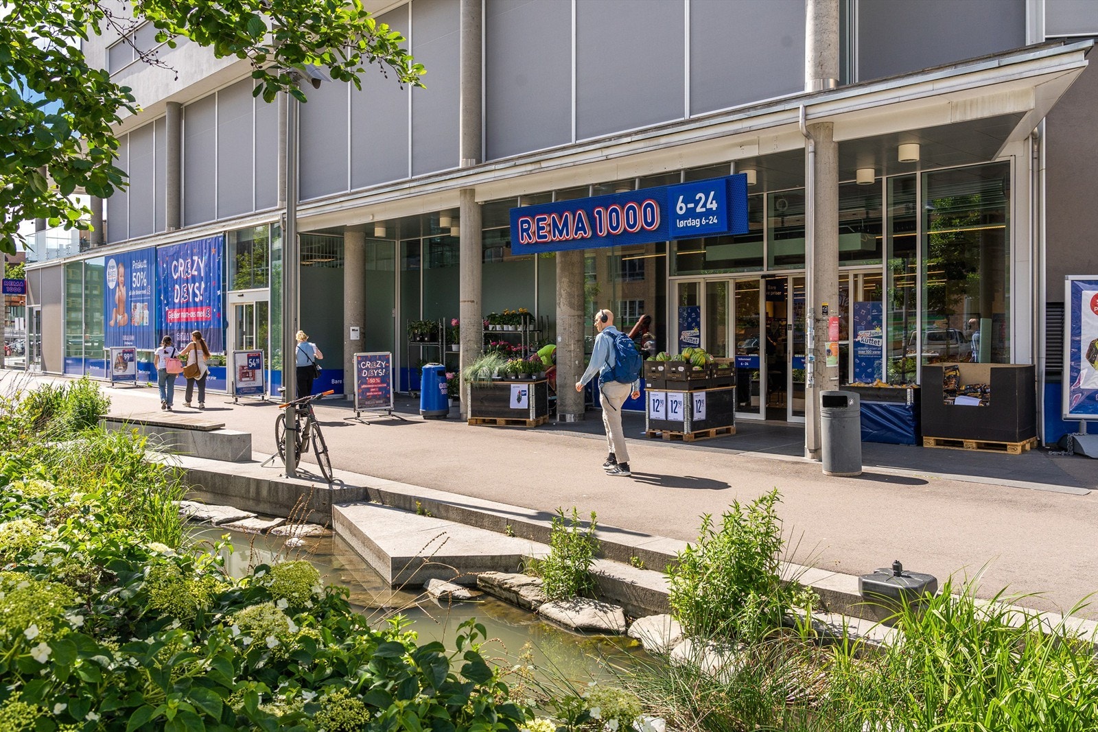 Her bor en sentralt til med umiddelbar nærhet til matbutikker og treningssentre, skoler, barnehager, offentlig kommunikasjon og andre servicefasiliteter. Galleribilde