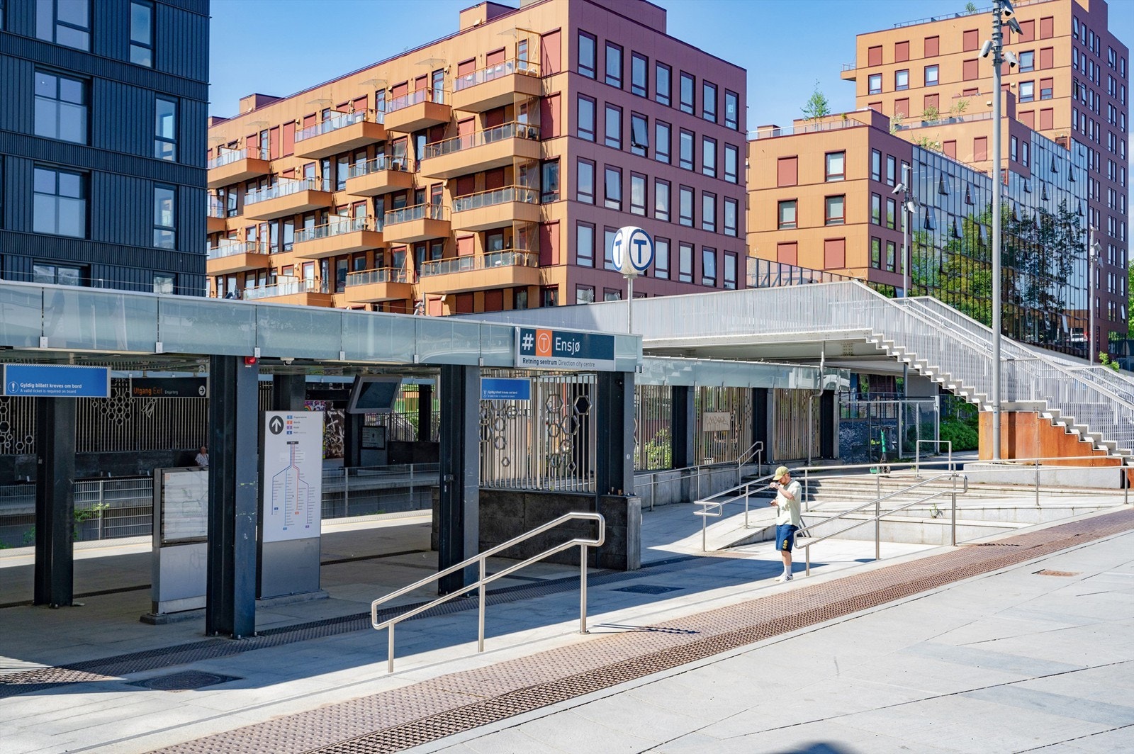 Buss og t-bane tar deg i alle retninger, så her er det lett å bo også uten bil. T-bane fra Ensjø (linje 1-4), samt busstopp hvor blant annet 21, 28, 60, 37 og flybussen går forbi. Galleribilde