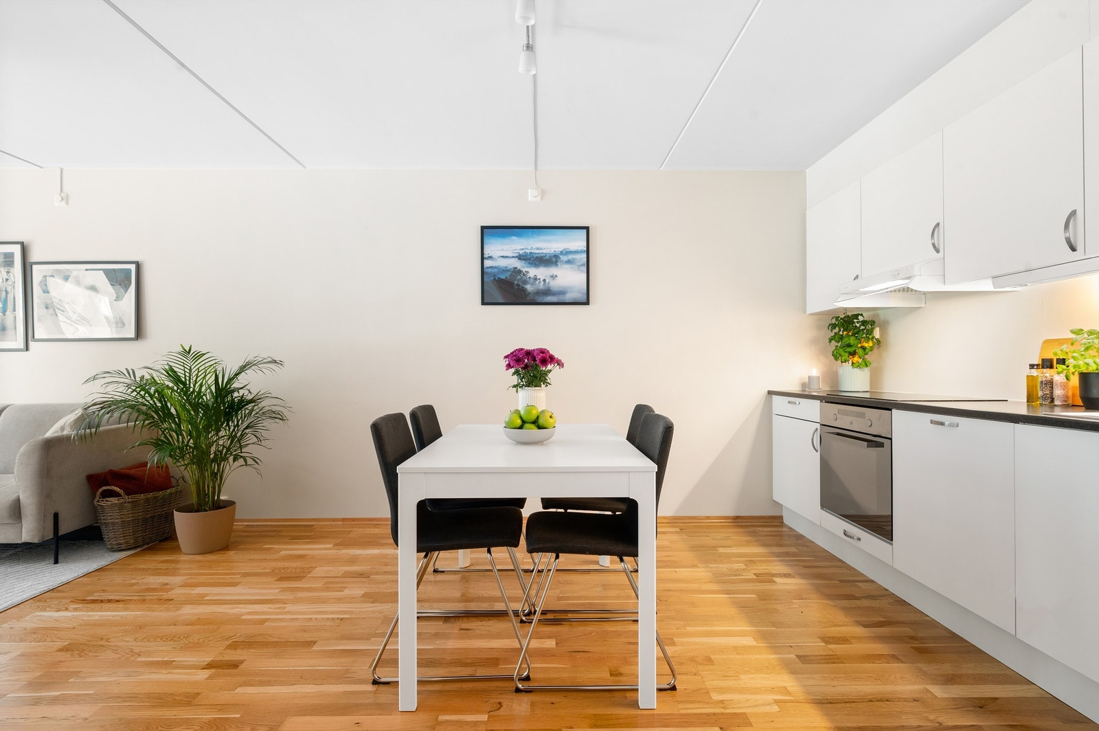 Rommet er romslig og har en veldimensjonert utforming hvor man med enkelthet kan innrede etter eget ønske og personlige stil. Galleribilde