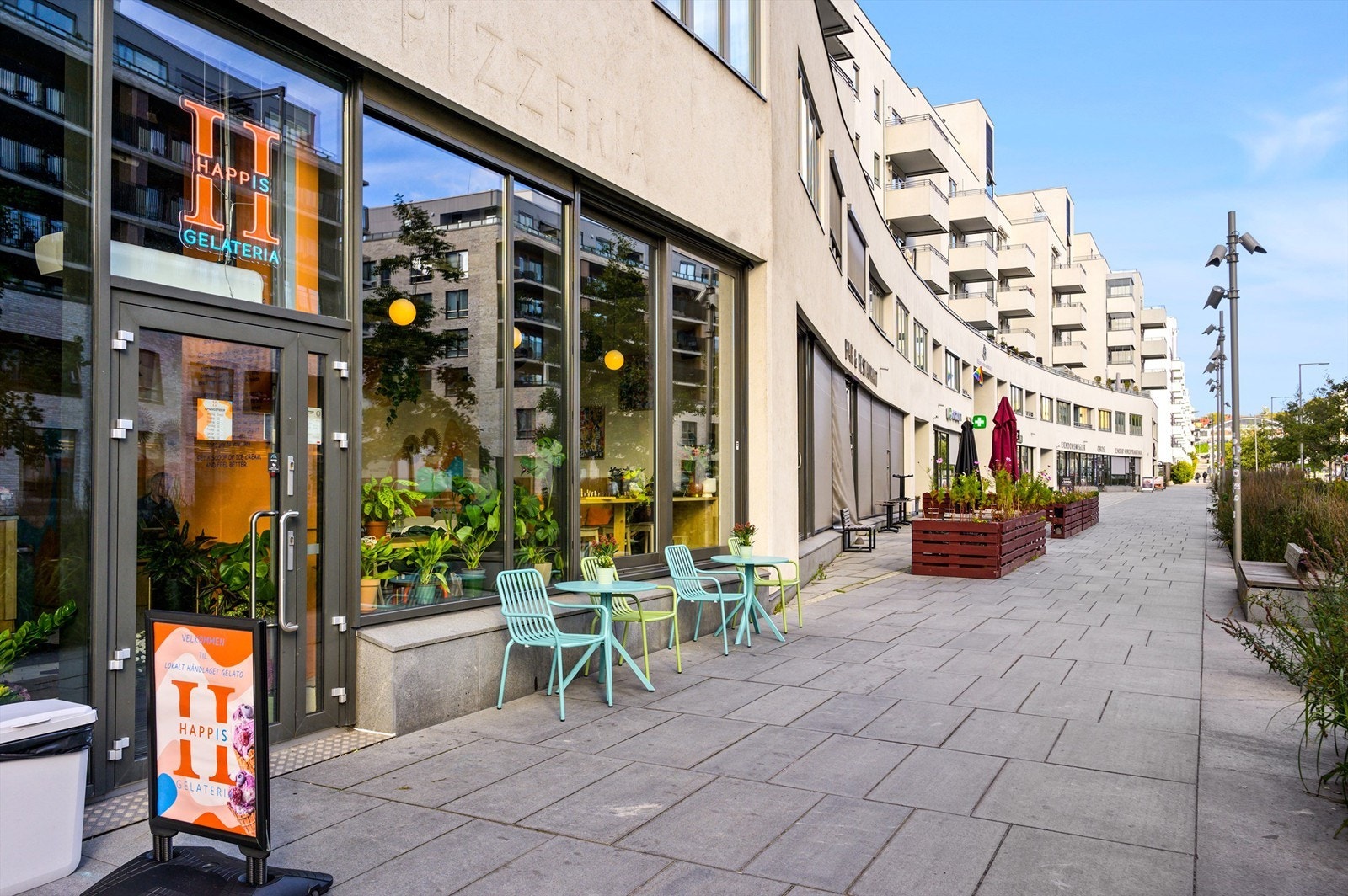 I "tøffelavstand" fra boligen kan du gjøre storhandelen på Kiwi. Her har også den Kinesiske restauranten "Kinabolle" flyttet inn. Samt Olio, Sushi og Thai Ensjø, Blid tannlege og Squeeze Ensjø. Galleribilde