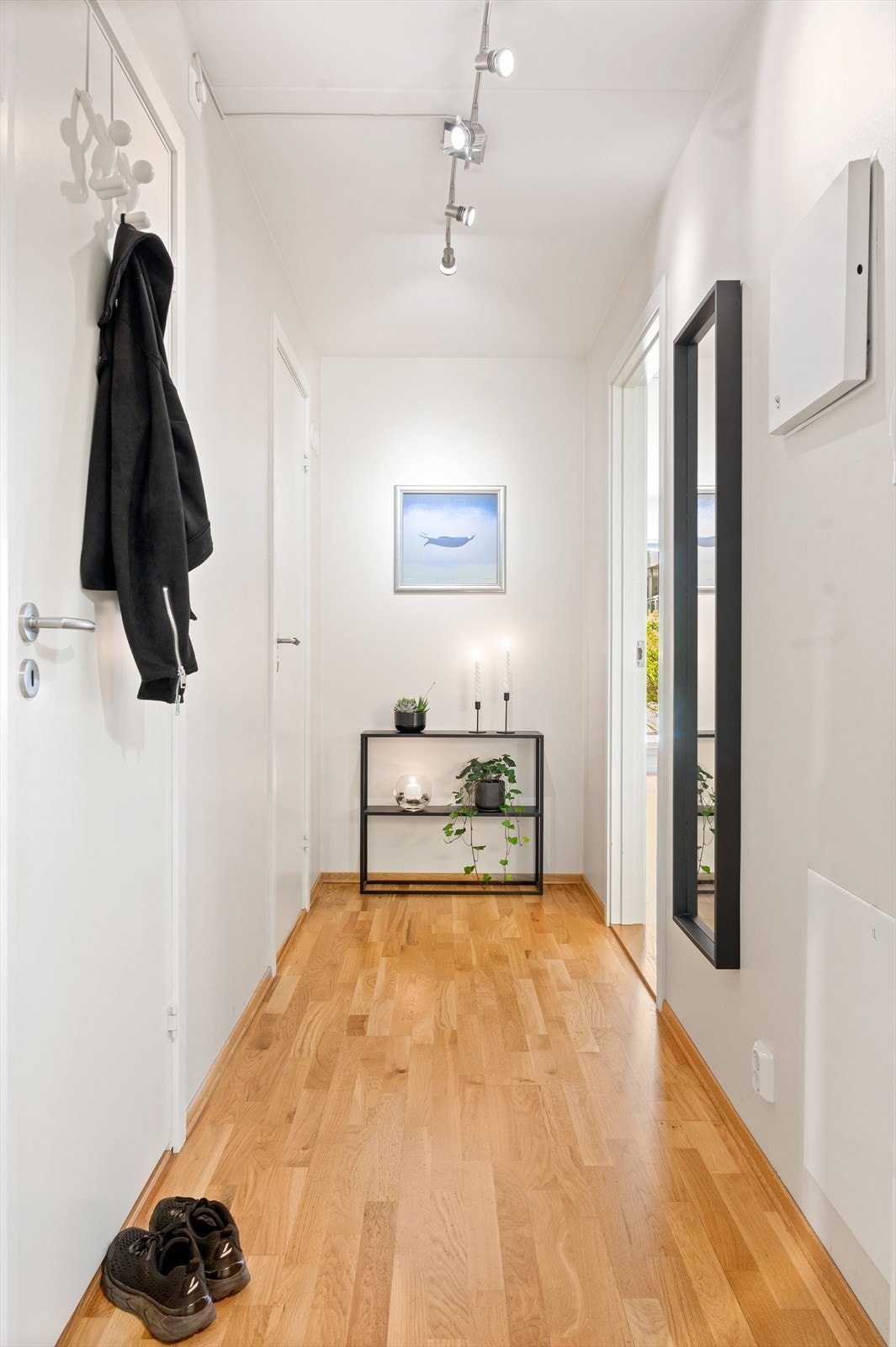 Velkommen inn! Leilighetens entré er innbydende og gir et godt førsteinntrykk av boligen. Galleribilde