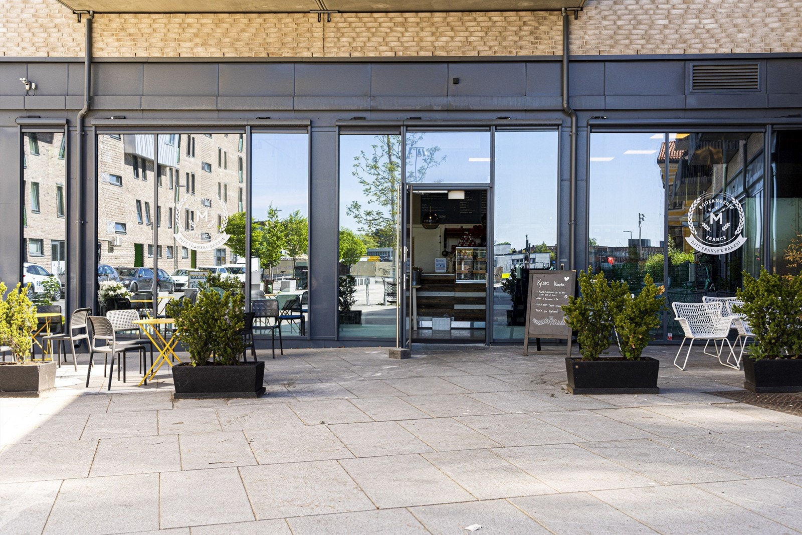 I området ved eiendommen finnes Petersborgkvartalet som har kafé og bakeri (Boulangerie M) med pizzaservering på kveldstid. Galleribilde