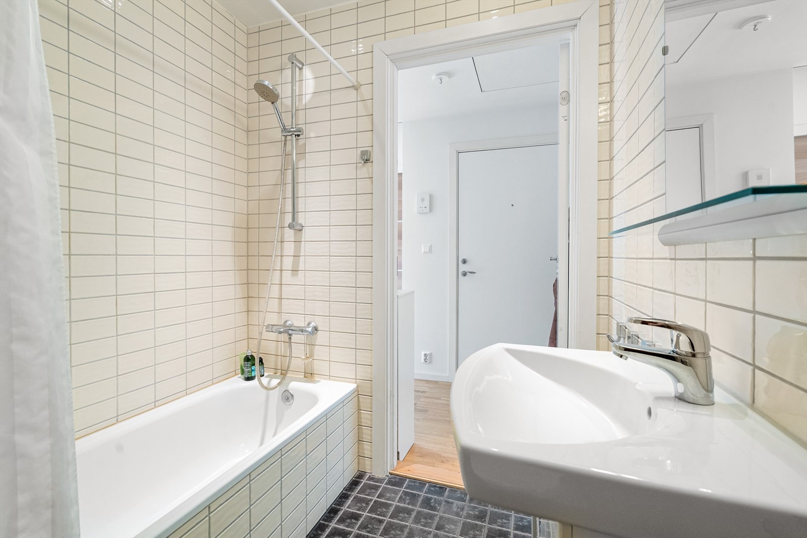 Badet er fra 2013 og er utstyrt med veggmontert wc, innmurt badekar og servant med ett-greps blandebatteri. Galleribilde