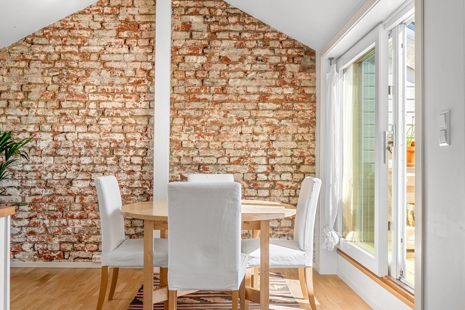 Teglsteinsveggen gir en fin kontrast til rommet. Galleribilde