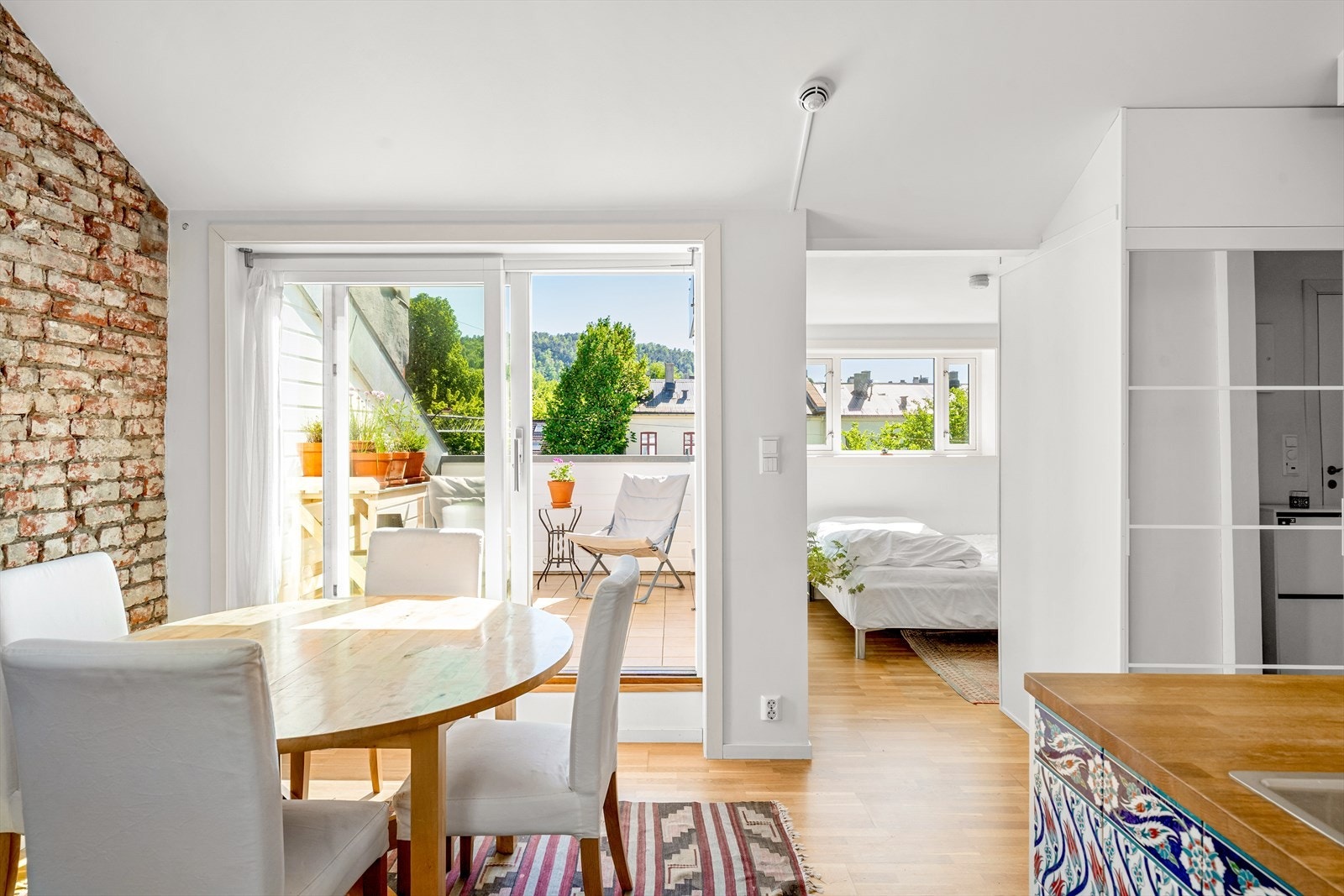 Til høyre for terrassen er det åpning inn til sovealkoven. Galleribilde