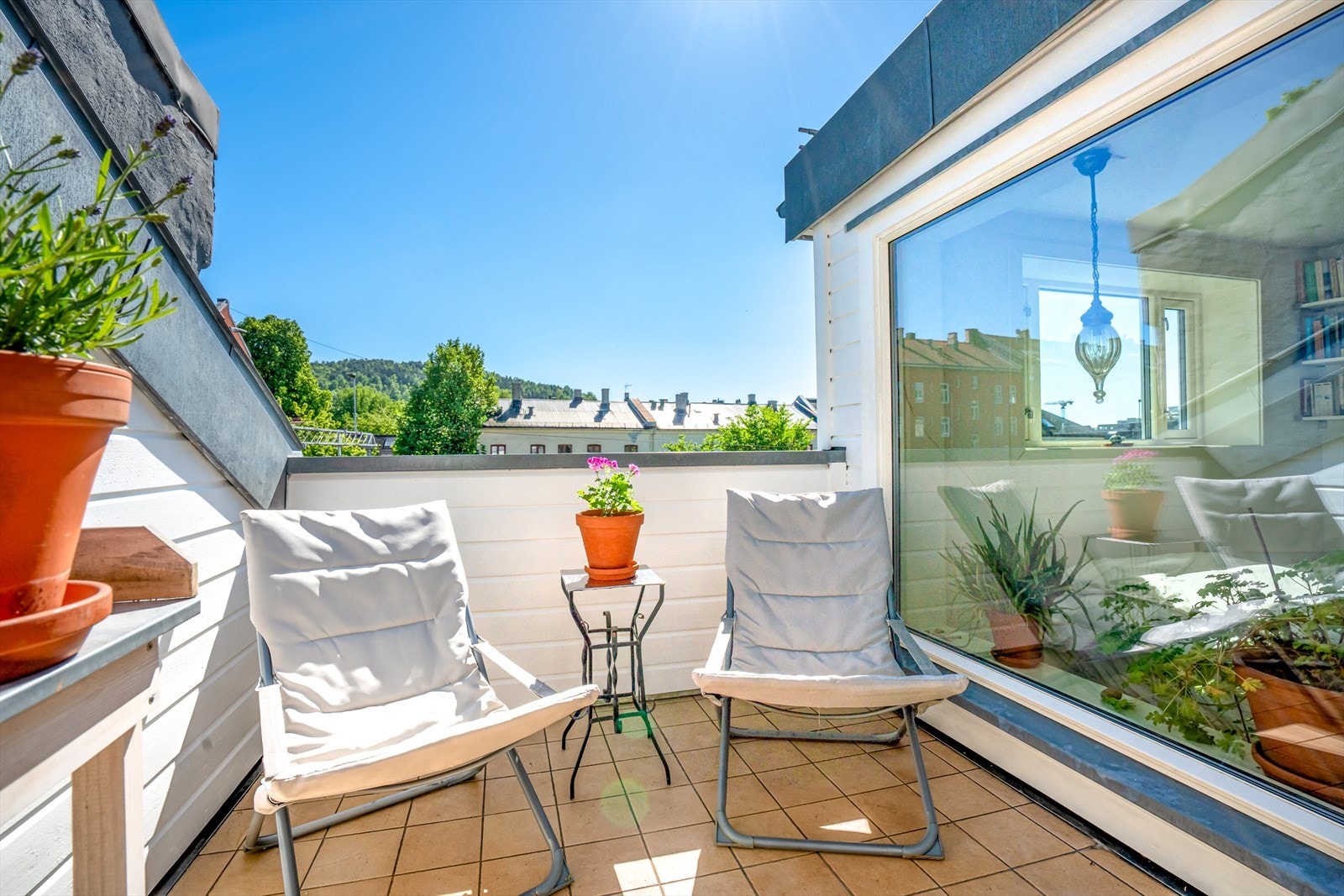 Terrassen er ca. 6 kvm med plass til stoler og bord. Galleribilde