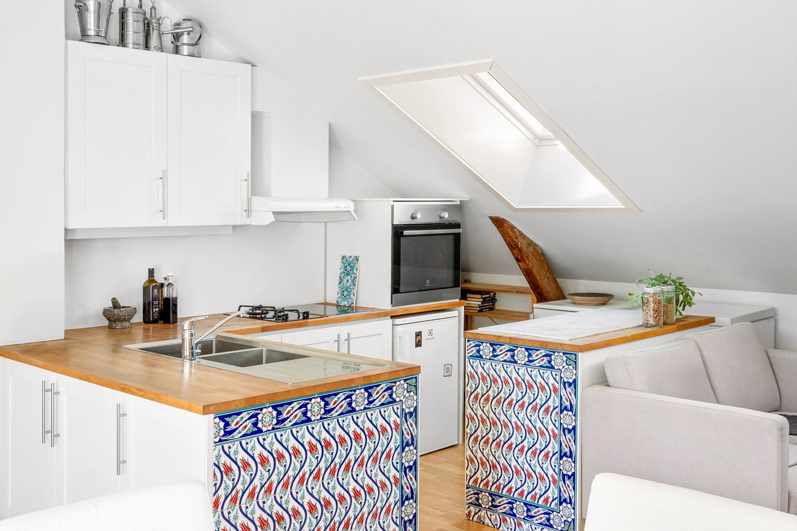 Pen kjøkkeninnredning med benkeplate i tre. Galleribilde