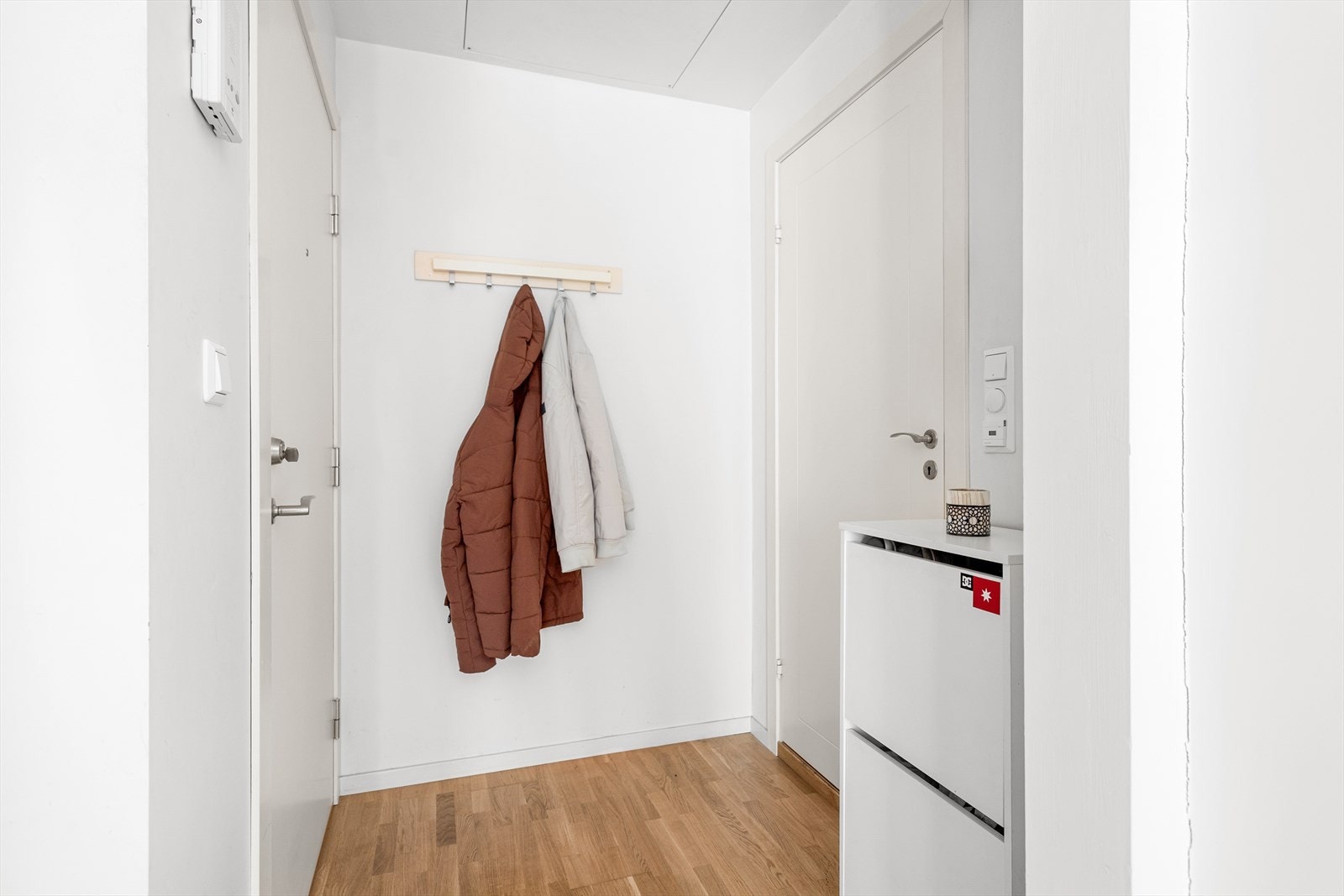 Entré med plass til oppbevaring av yttertøy og sko. Galleribilde