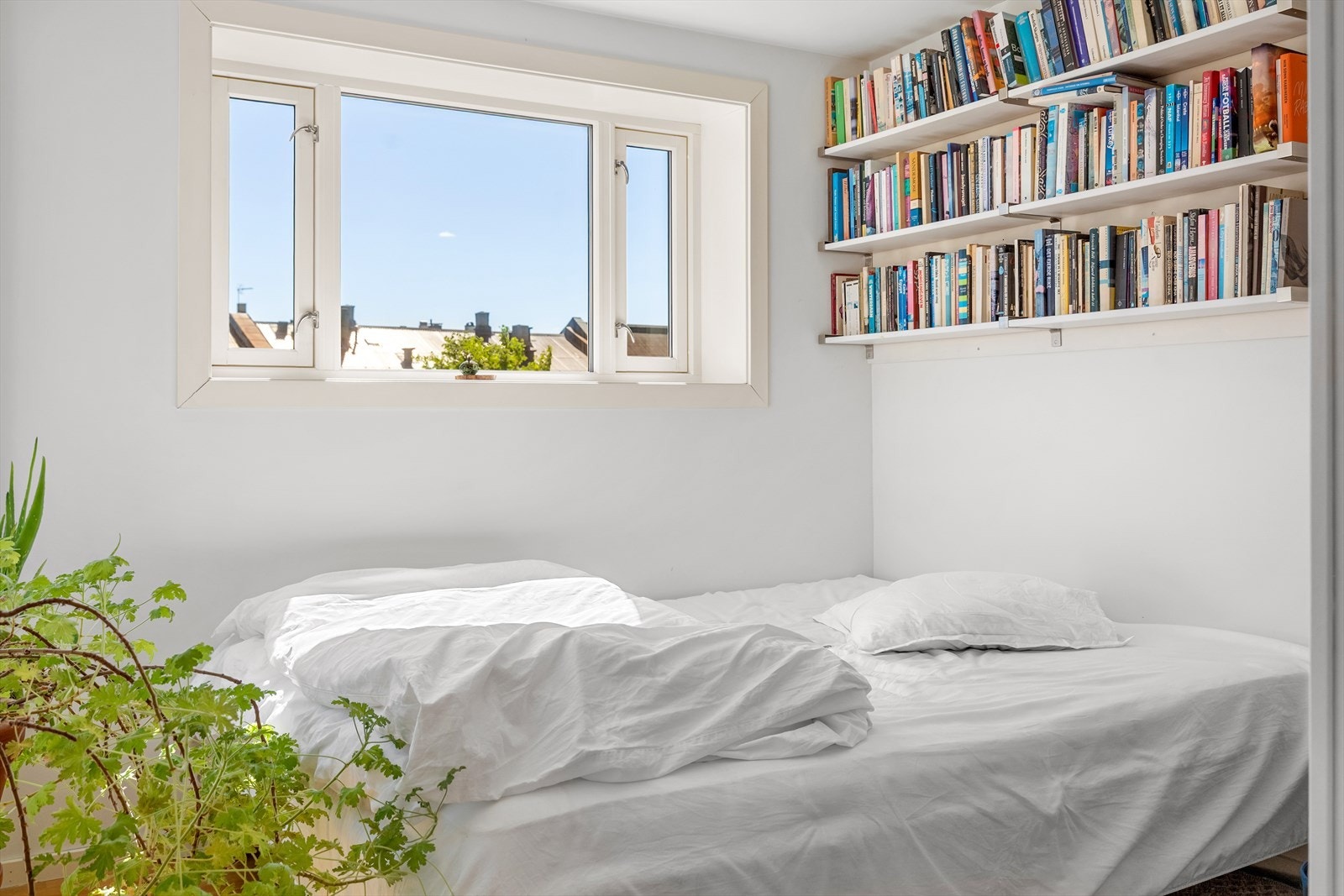 Her er det plass til dobbeltseng og nattbord. Galleribilde