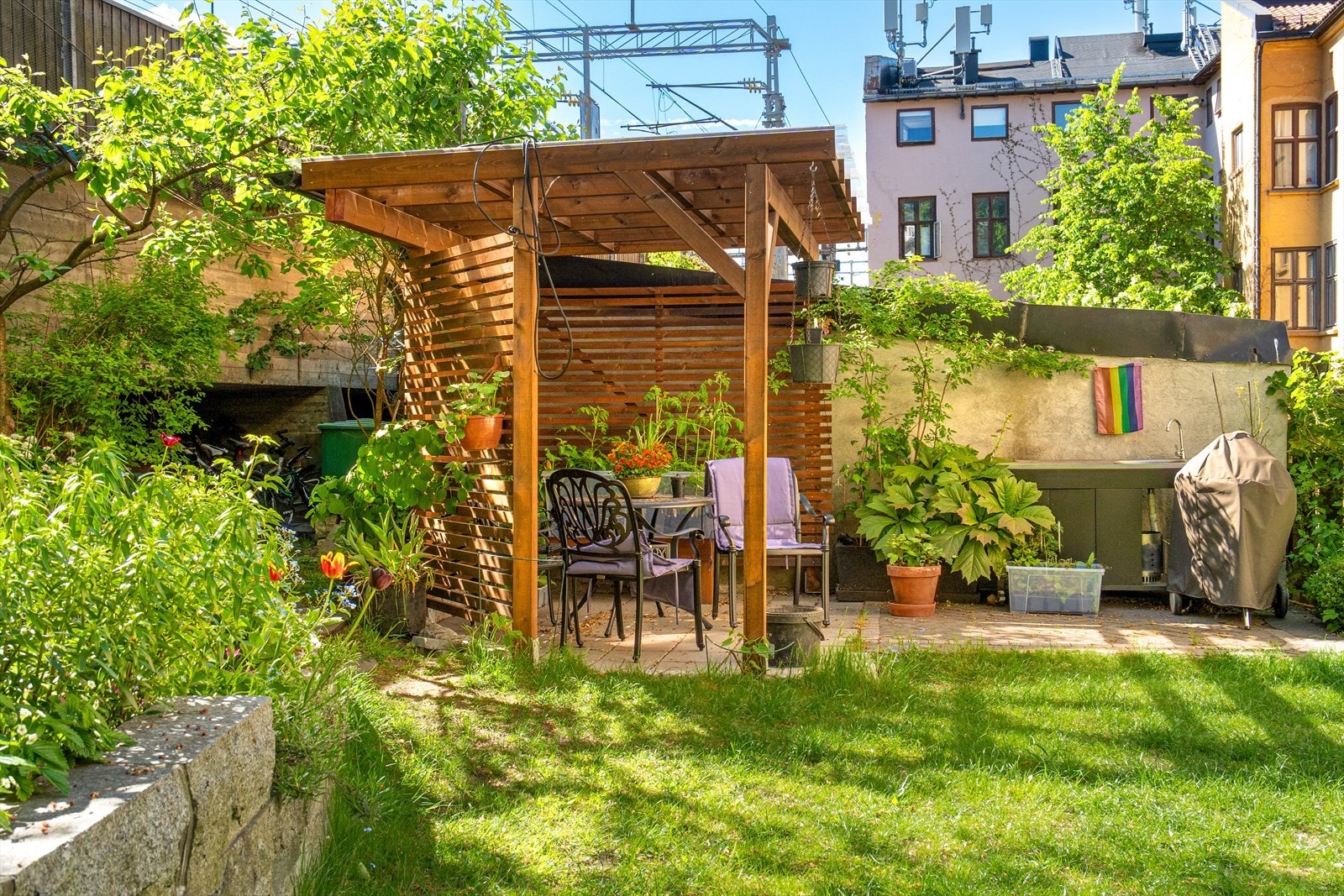 Felles utekjøkken, grill og hagemøbler. Galleribilde