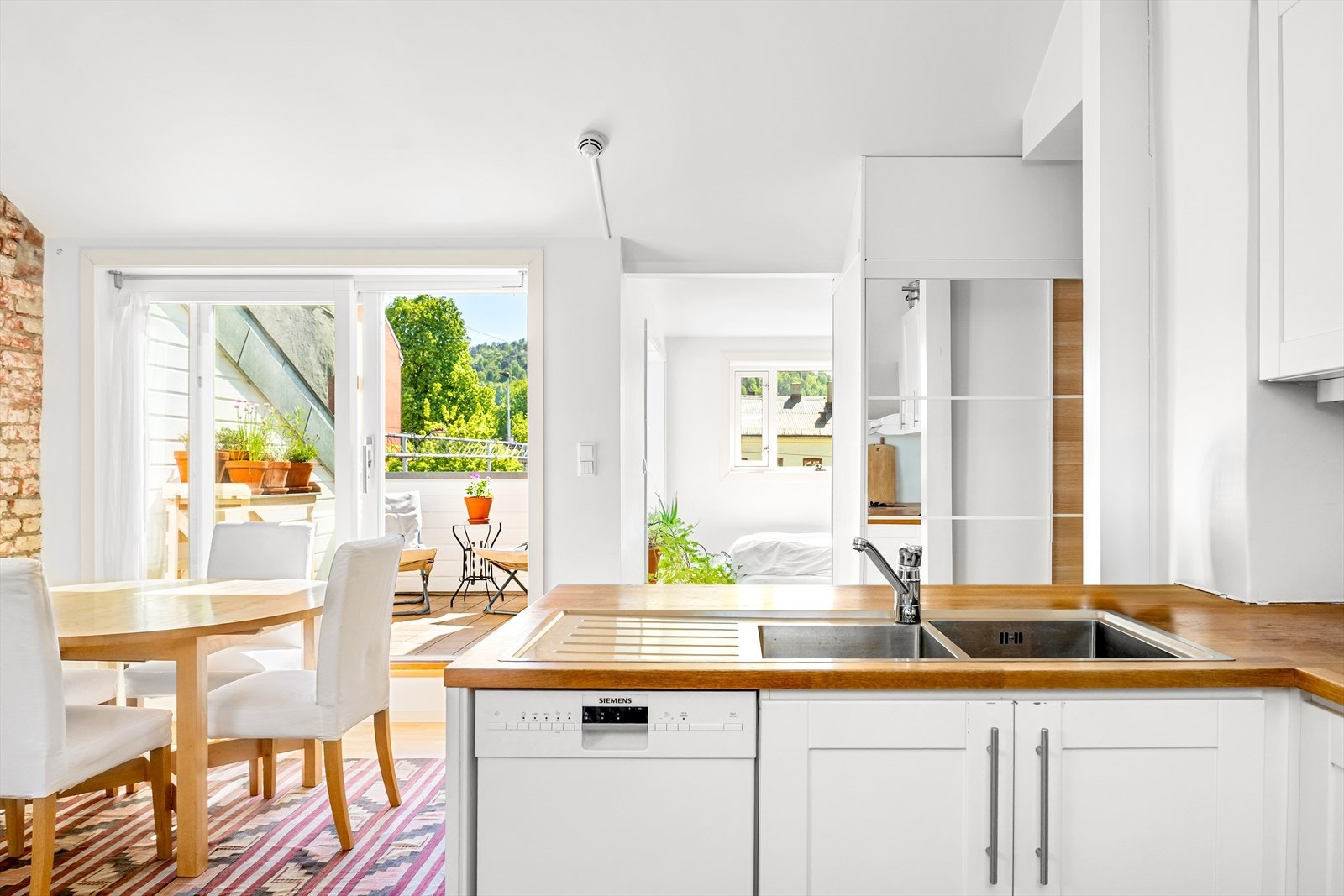 Lys 1-roms andelsleilighet med en herlig takterrasse og sovealkove med plass til stor dobbeltseng Galleribilde