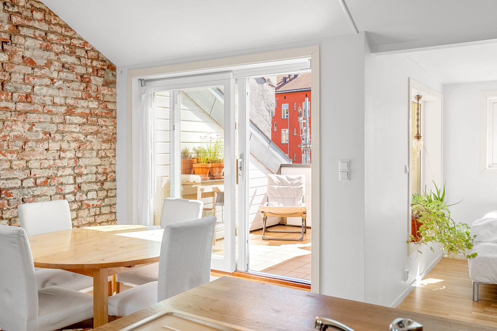 Leiligheten har en åpen og sosial stue- og kjøkkenløsning. Galleribilde