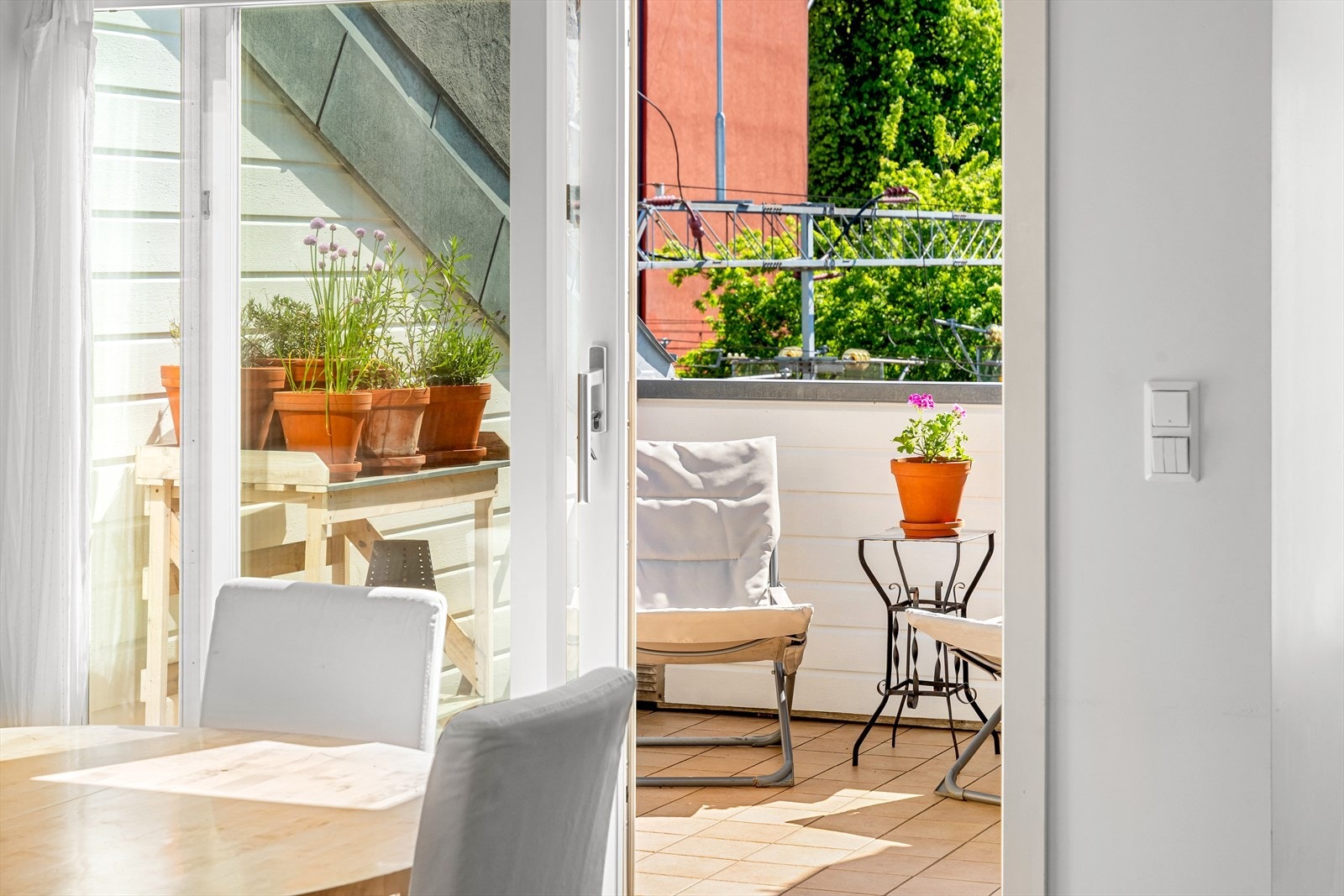 Utgang til en herlig sørvendt takterrasse. Galleribilde