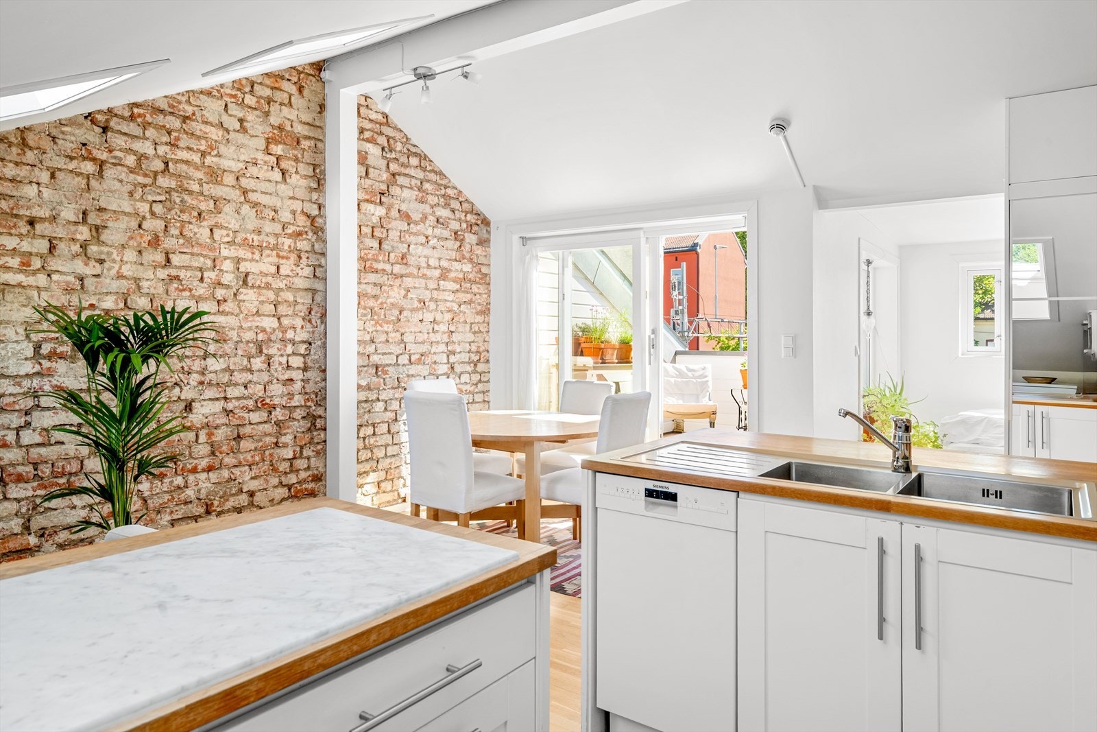 De store vindusflatene sørger for optimale lysforhold og en herlig atmosfære. Galleribilde